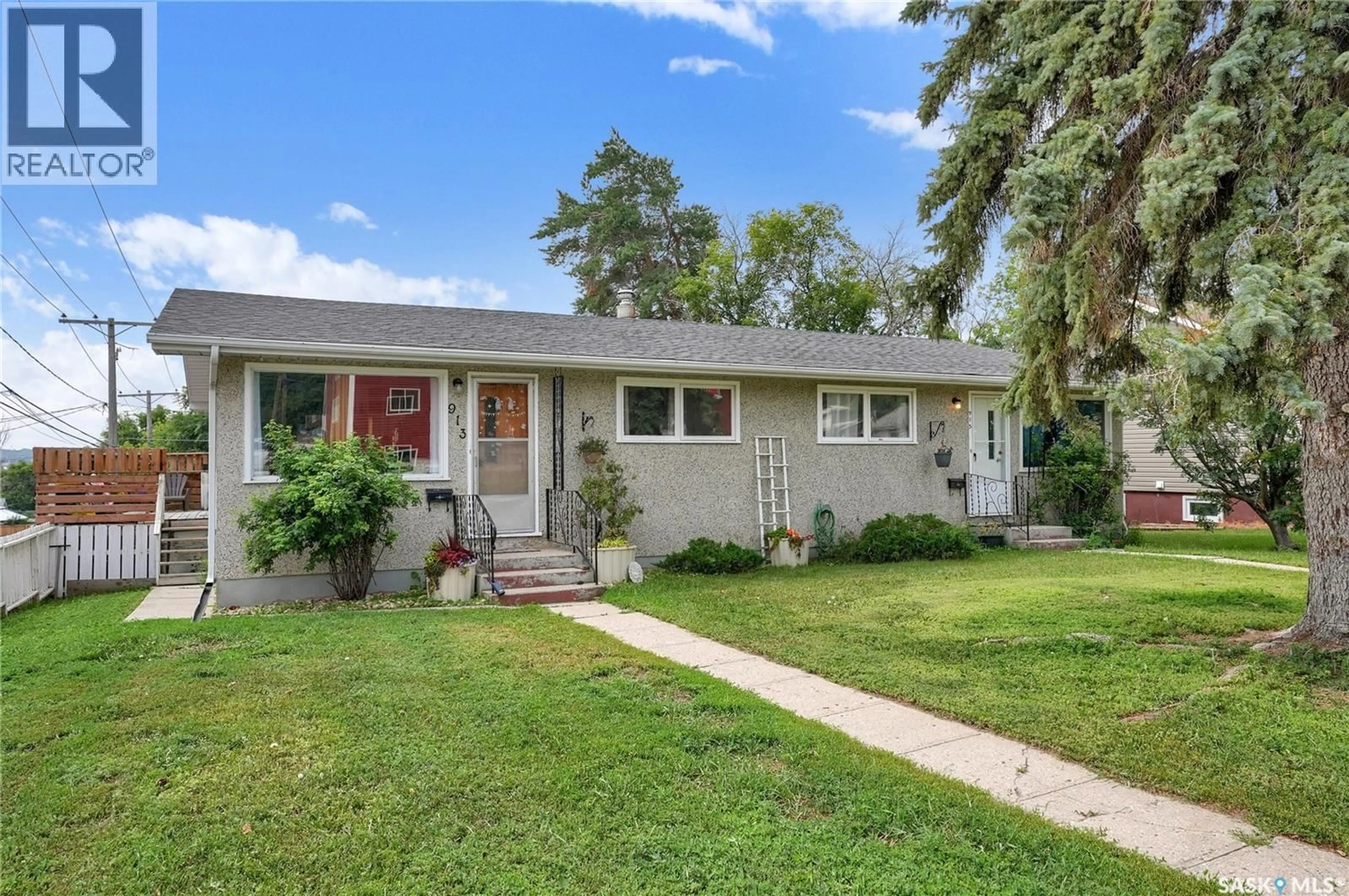 Home with vinyl exterior material, street for 913-915 HOCHELAGA STREET, Moose Jaw Saskatchewan S6H2H7