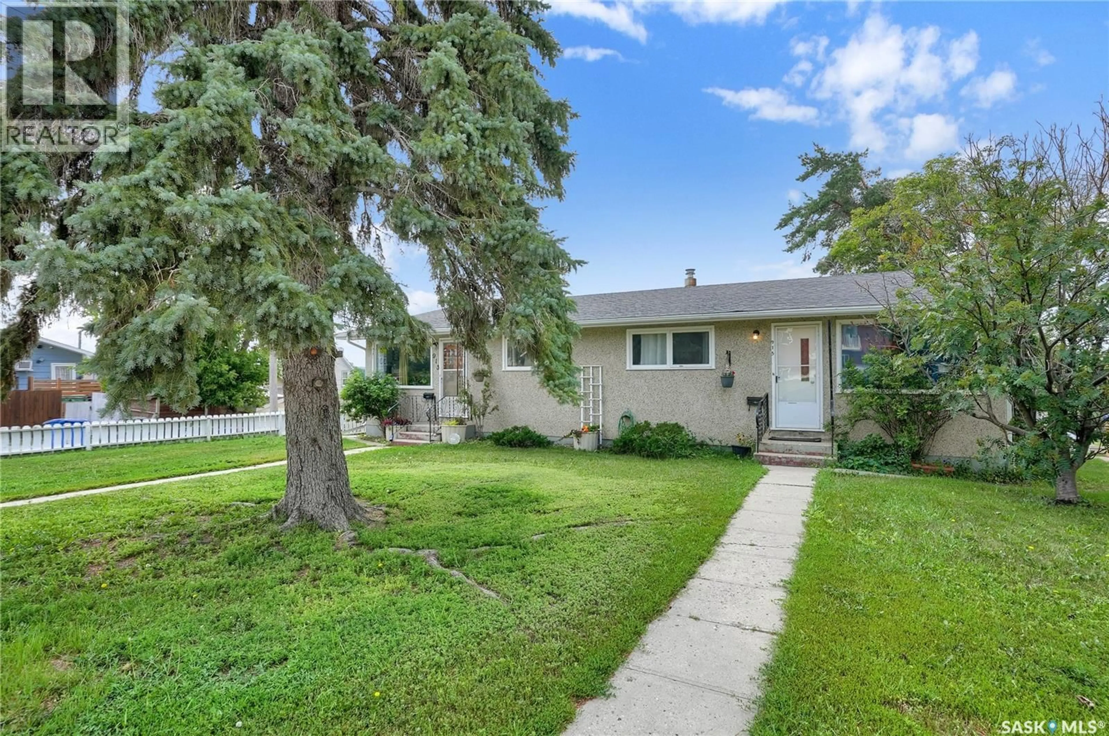 Home with vinyl exterior material, street for 913-915 HOCHELAGA STREET, Moose Jaw Saskatchewan S6H2H7