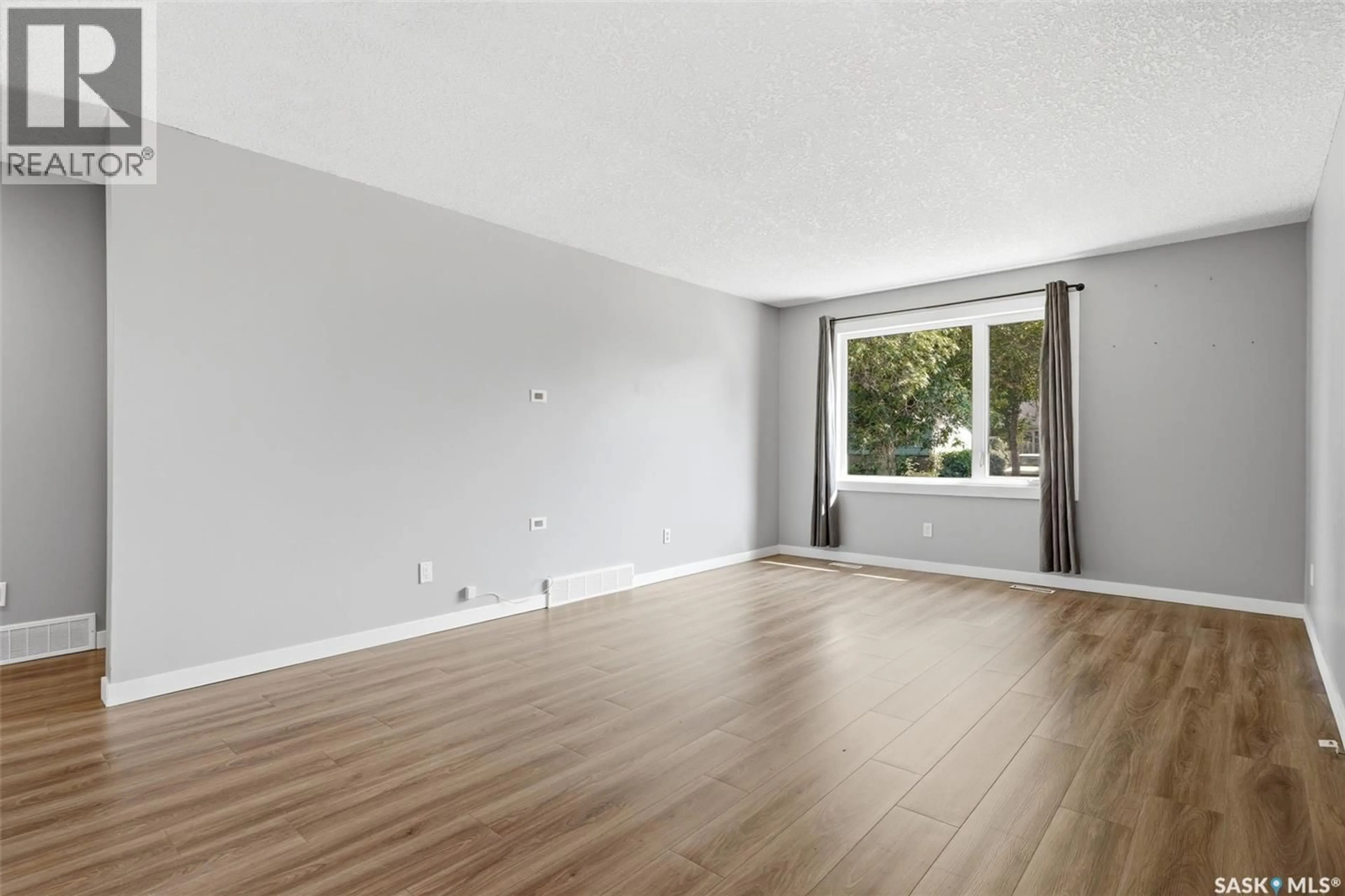 A pic of a room for 214 CHURCH DRIVE, Regina Saskatchewan S4X1M1