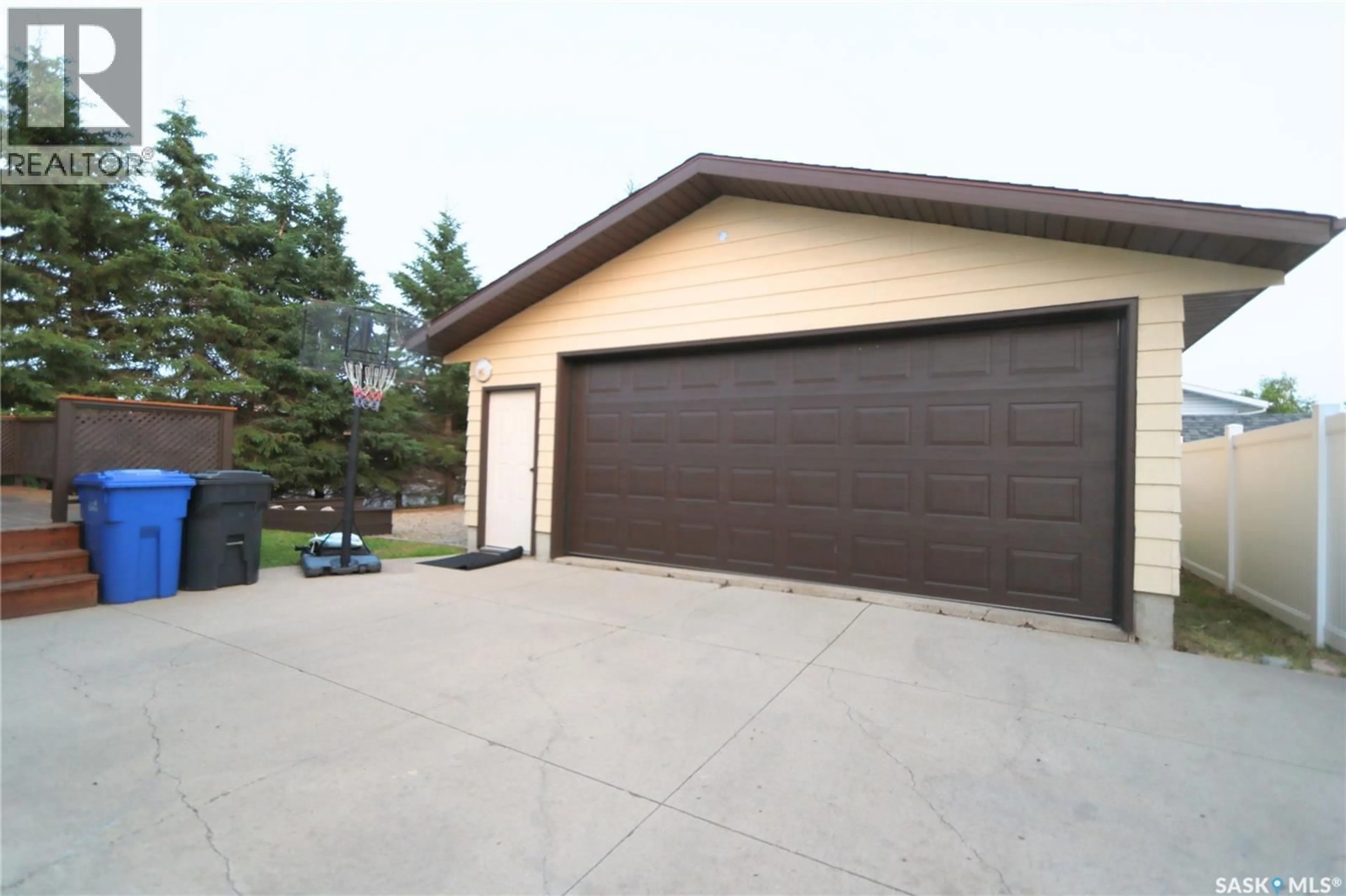 Indoor garage for 2 SPICE DRIVE, Yorkton Saskatchewan S3N3W2