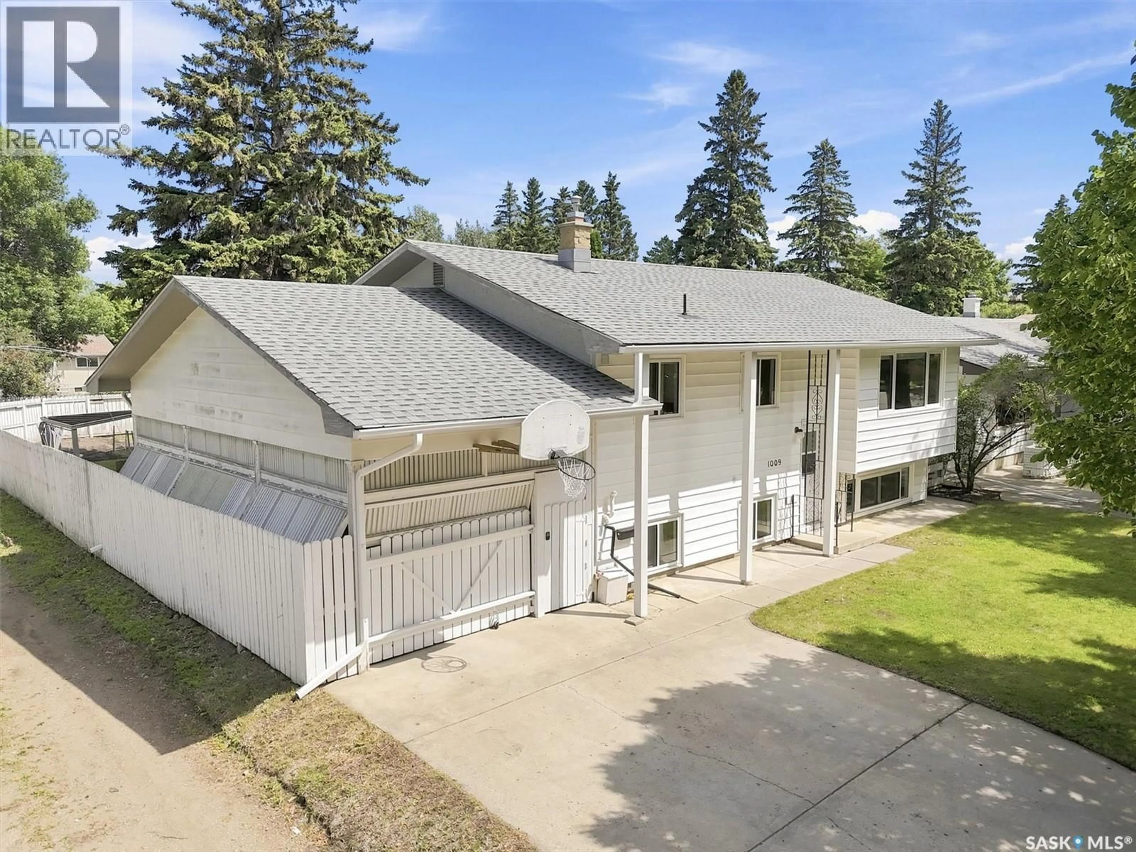 A pic from outside/outdoor area/front of a property/back of a property/a pic from drone, street for 1009 CENTRE EAST, Saskatoon Saskatchewan S7J3A2