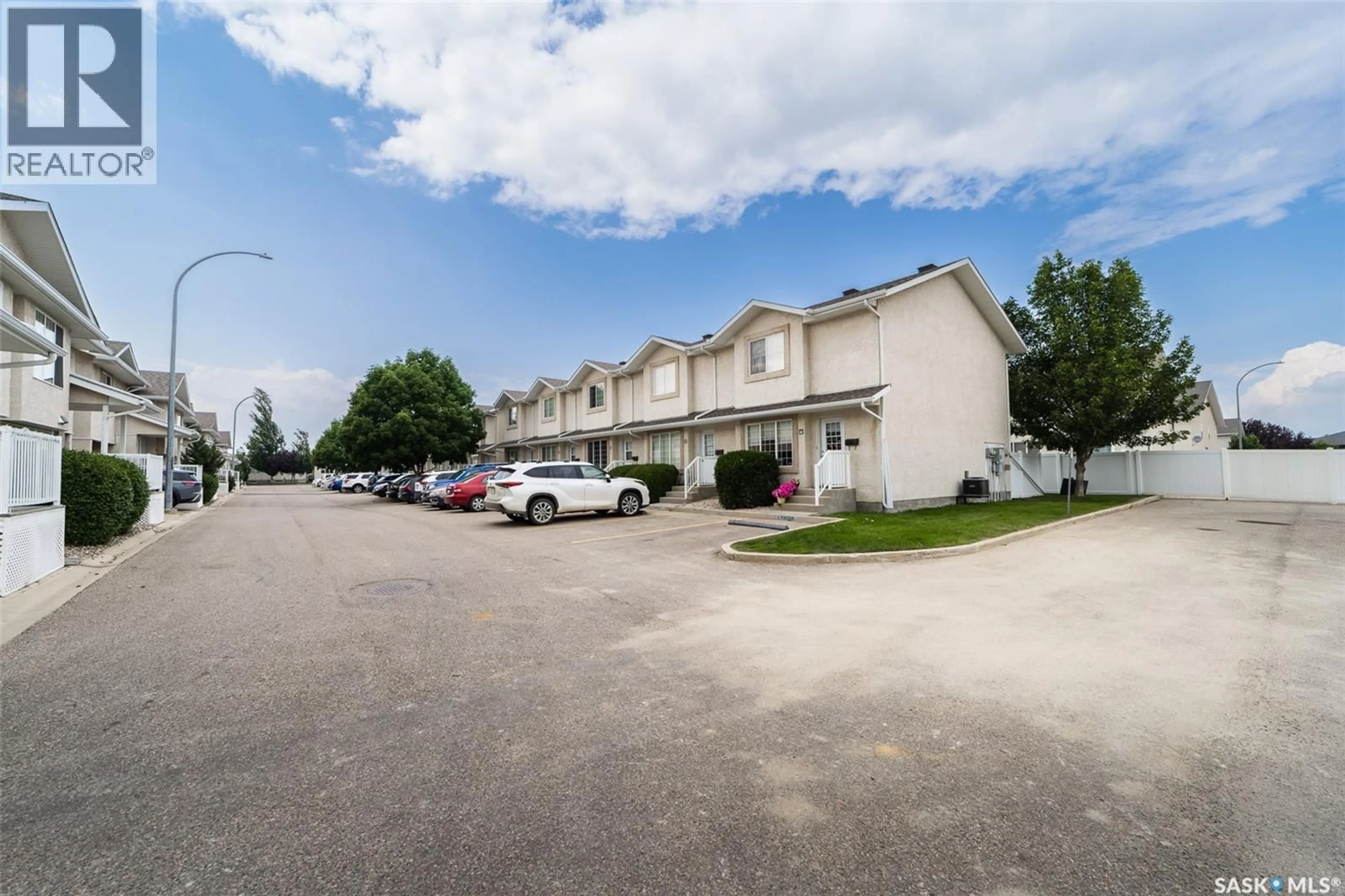 Patio, street for 2801 - 46 WINDSOR PARK ROAD, Regina Saskatchewan S4V0N1
