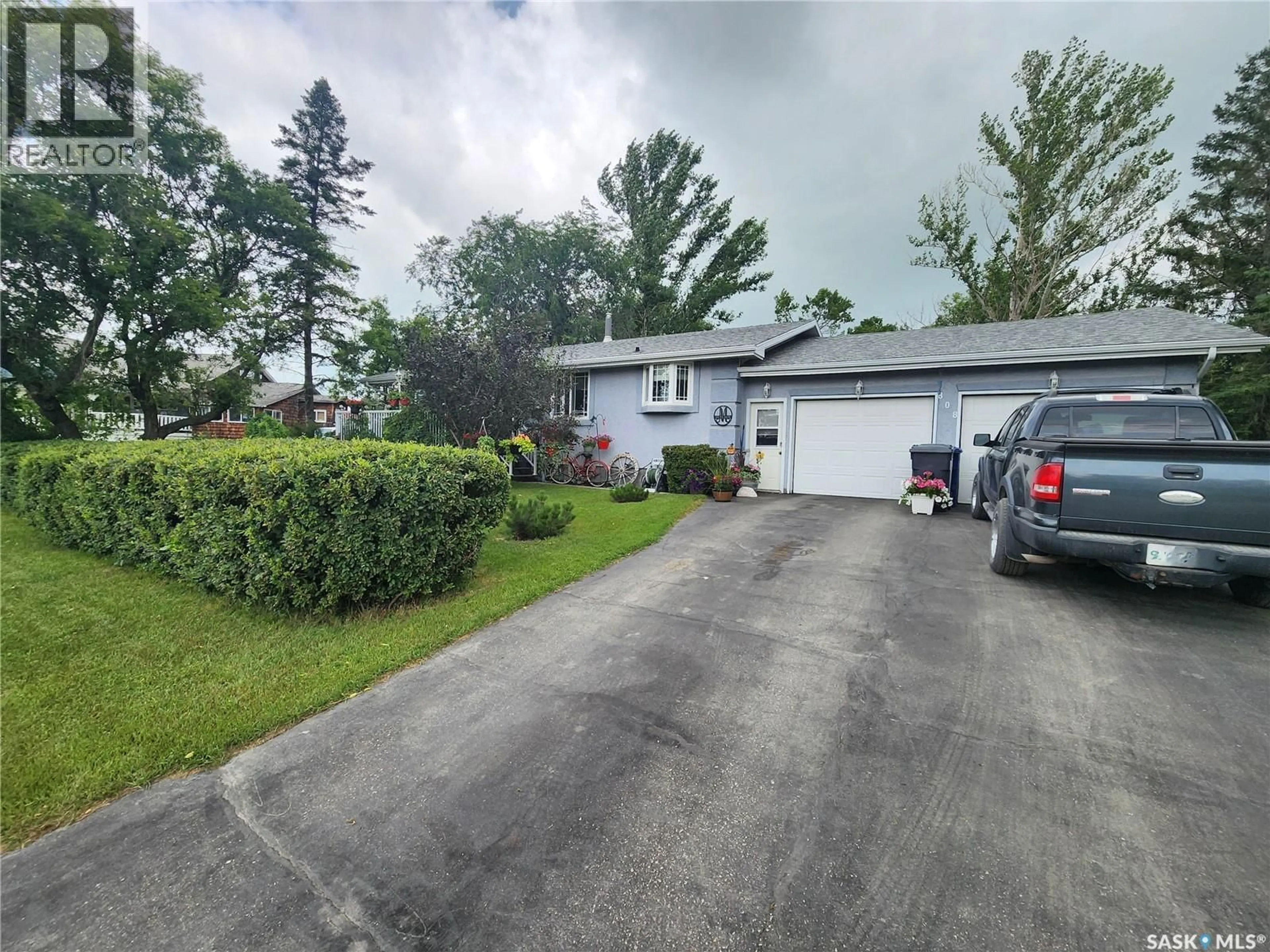 A pic from outside/outdoor area/front of a property/back of a property/a pic from drone, street for 808 ASSINIBOIA AVENUE, Stoughton Saskatchewan S0G4T0