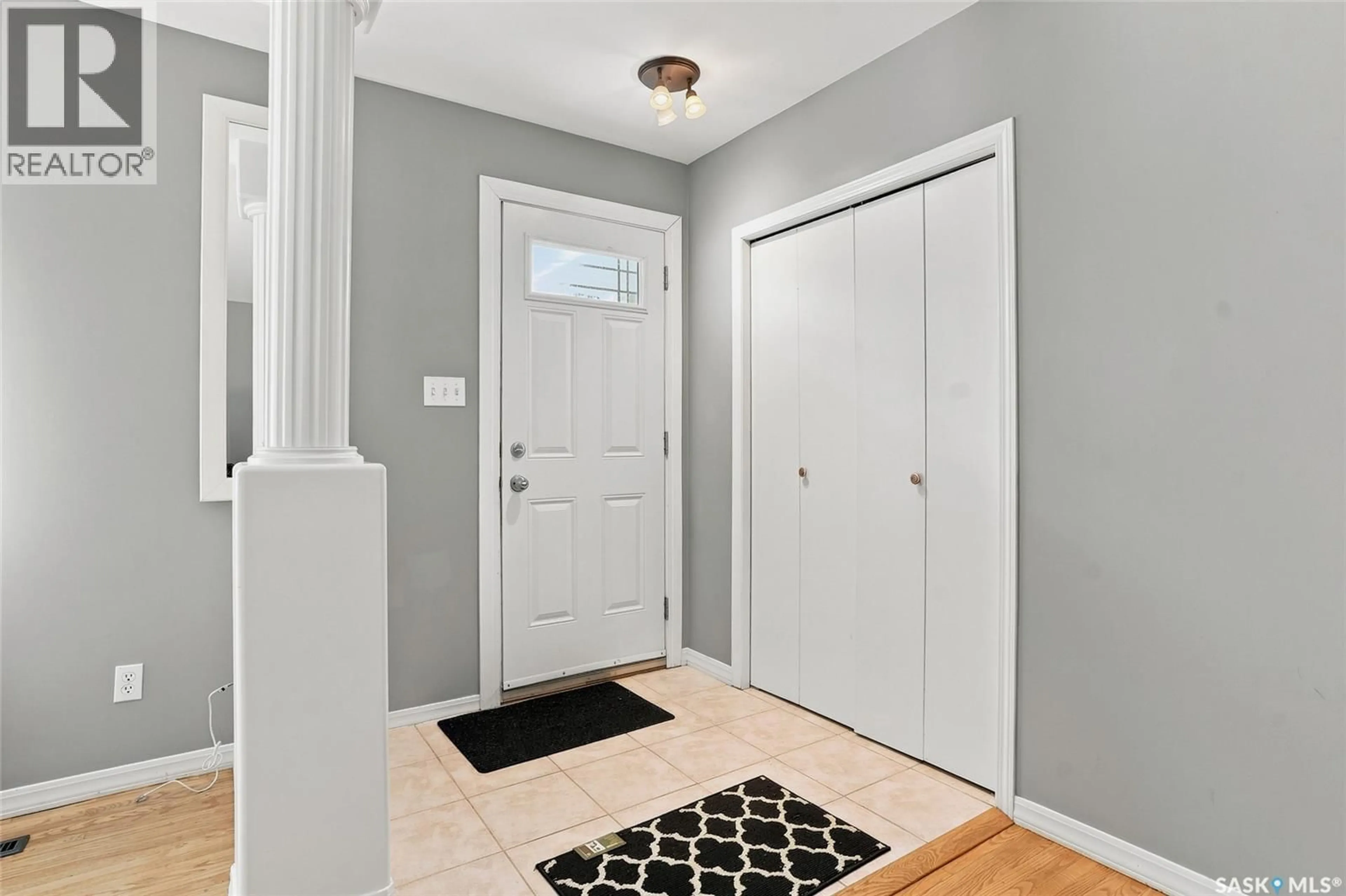 Indoor entryway for 1309 I AVENUE, Saskatoon Saskatchewan S7L2J1