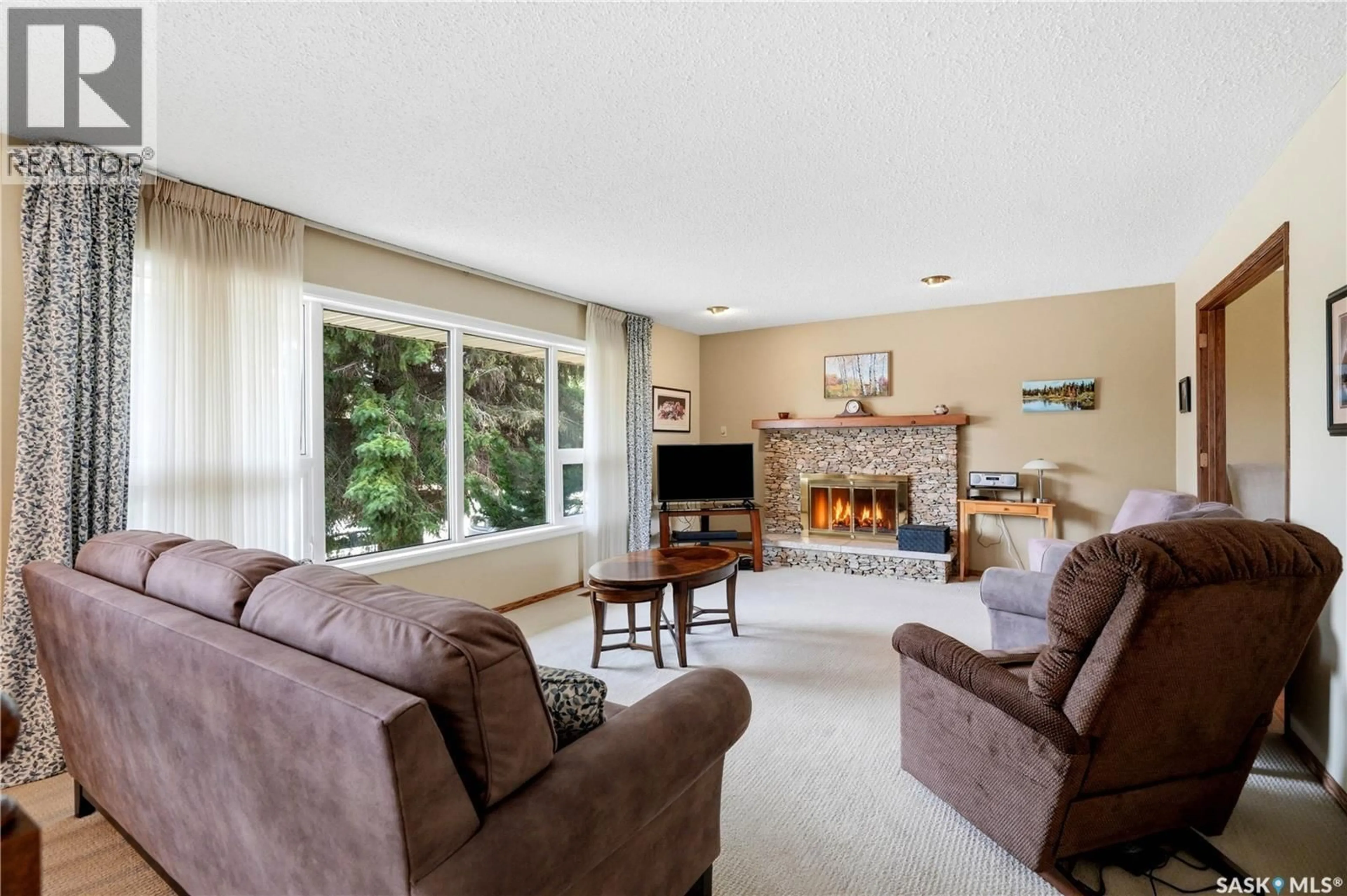 Living room with furniture, unknown for 515 FROBISHER CRESCENT, Saskatoon Saskatchewan S7K4Y8