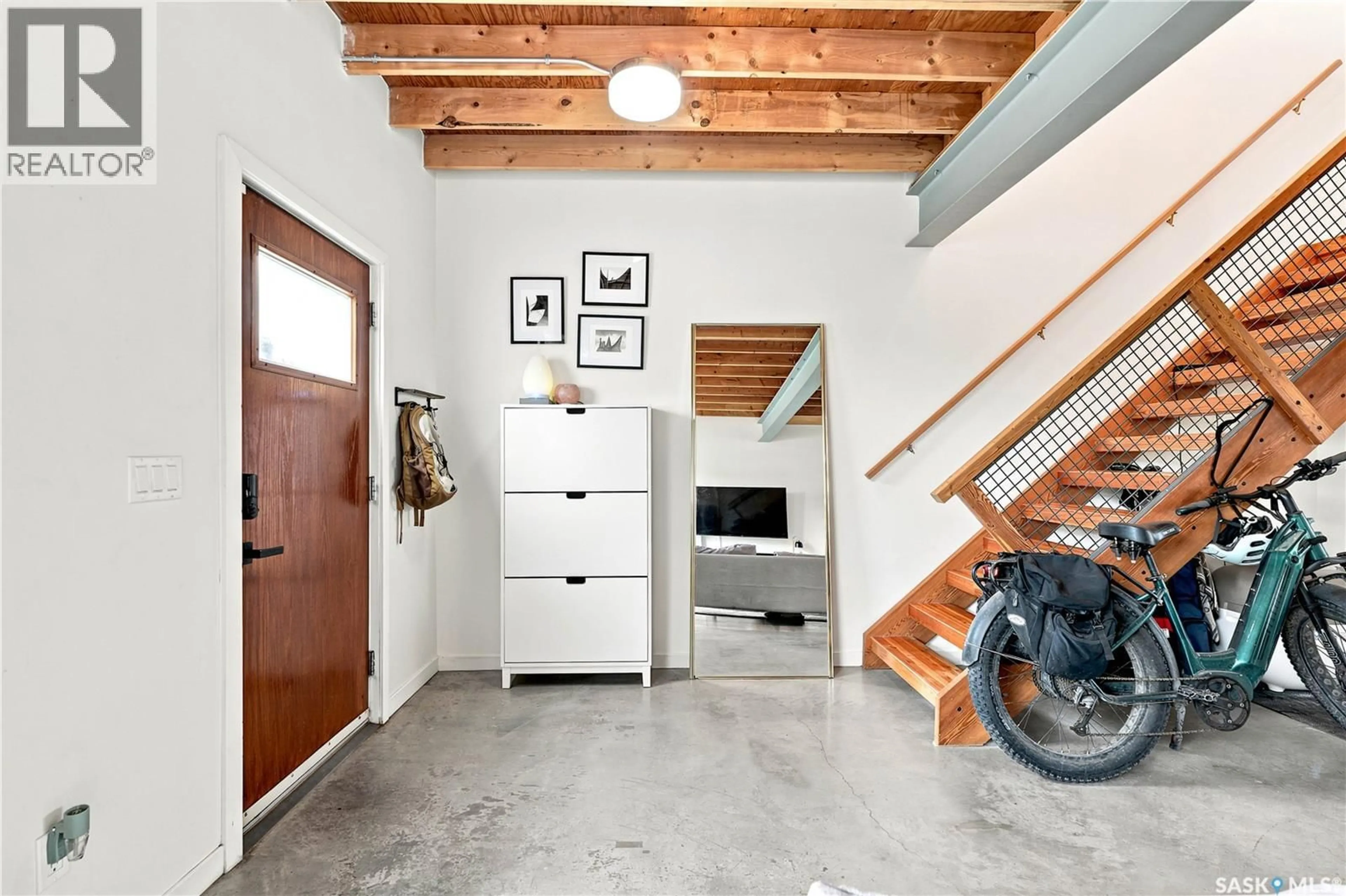 Indoor entryway for 319 D AVENUE, Saskatoon Saskatchewan S7M1R2