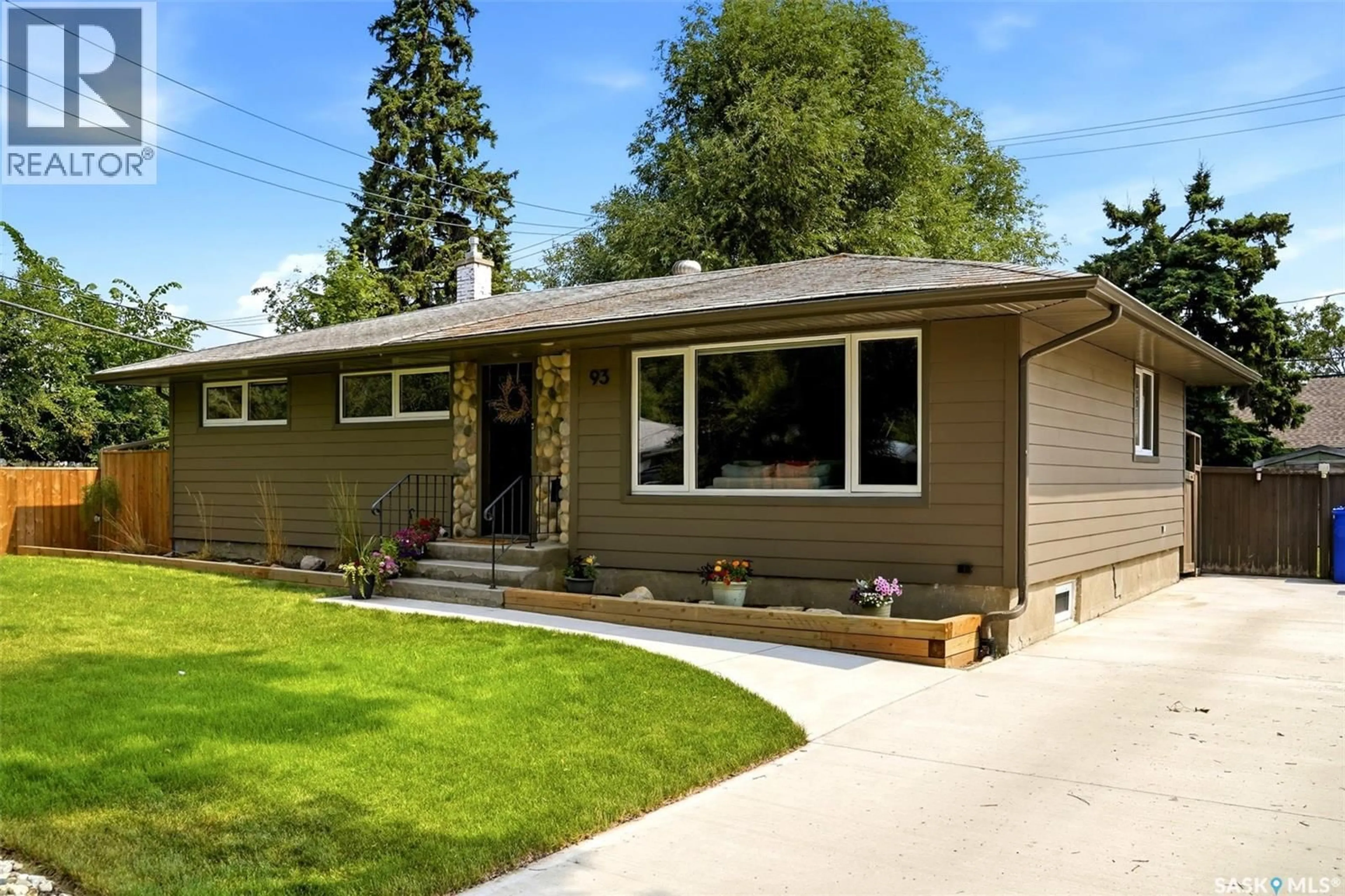 Home with vinyl exterior material, street for 93 MARTIN STREET, Regina Saskatchewan S4S3W4