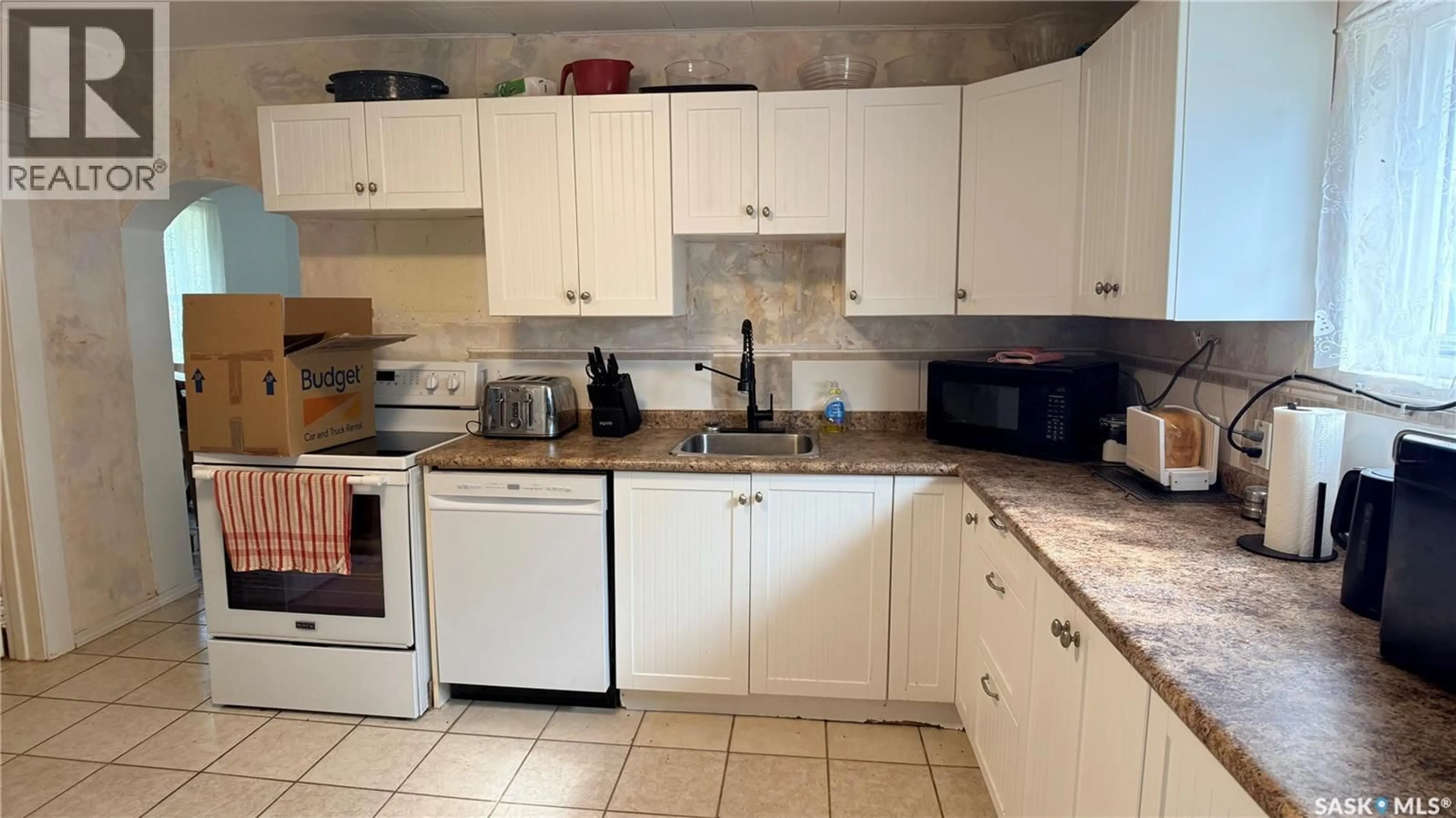 Standard kitchen, ceramic/tile floor for 402 SASKATCHEWAN AVENUE, Torquay Saskatchewan S0C2L0