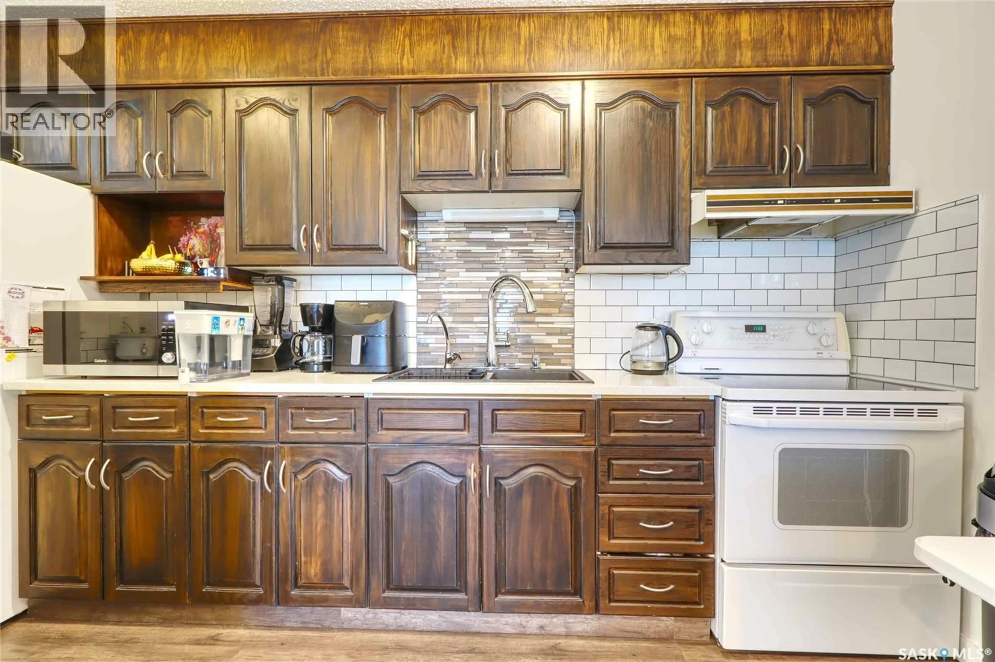 Standard kitchen, wood/laminate floor for 4045 - 709 RAE STREET, Regina Saskatchewan S4S6Y8