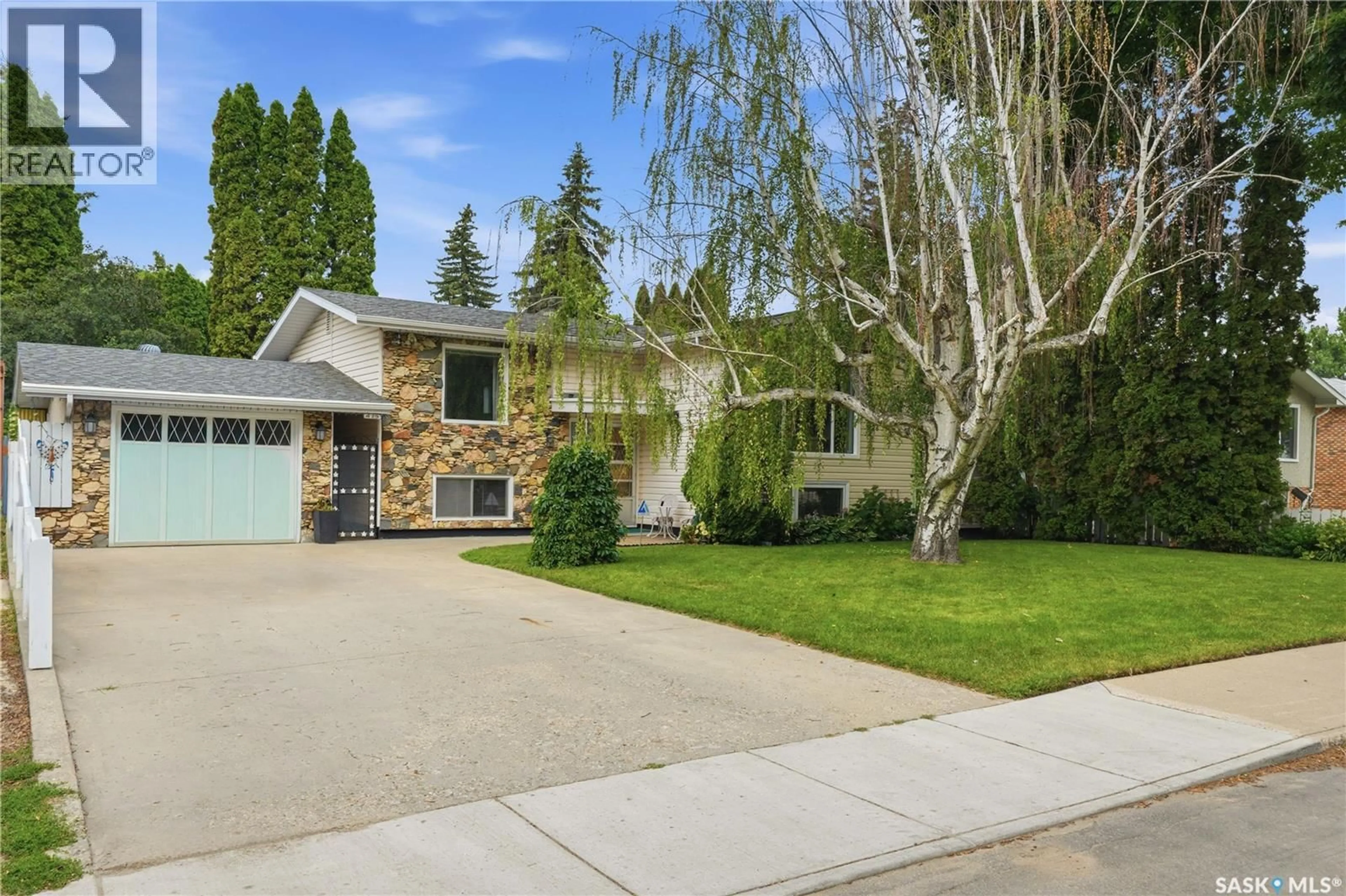 Home with vinyl exterior material, street for 429 MONTREAL AVENUE, Saskatoon Saskatchewan S7M3L2