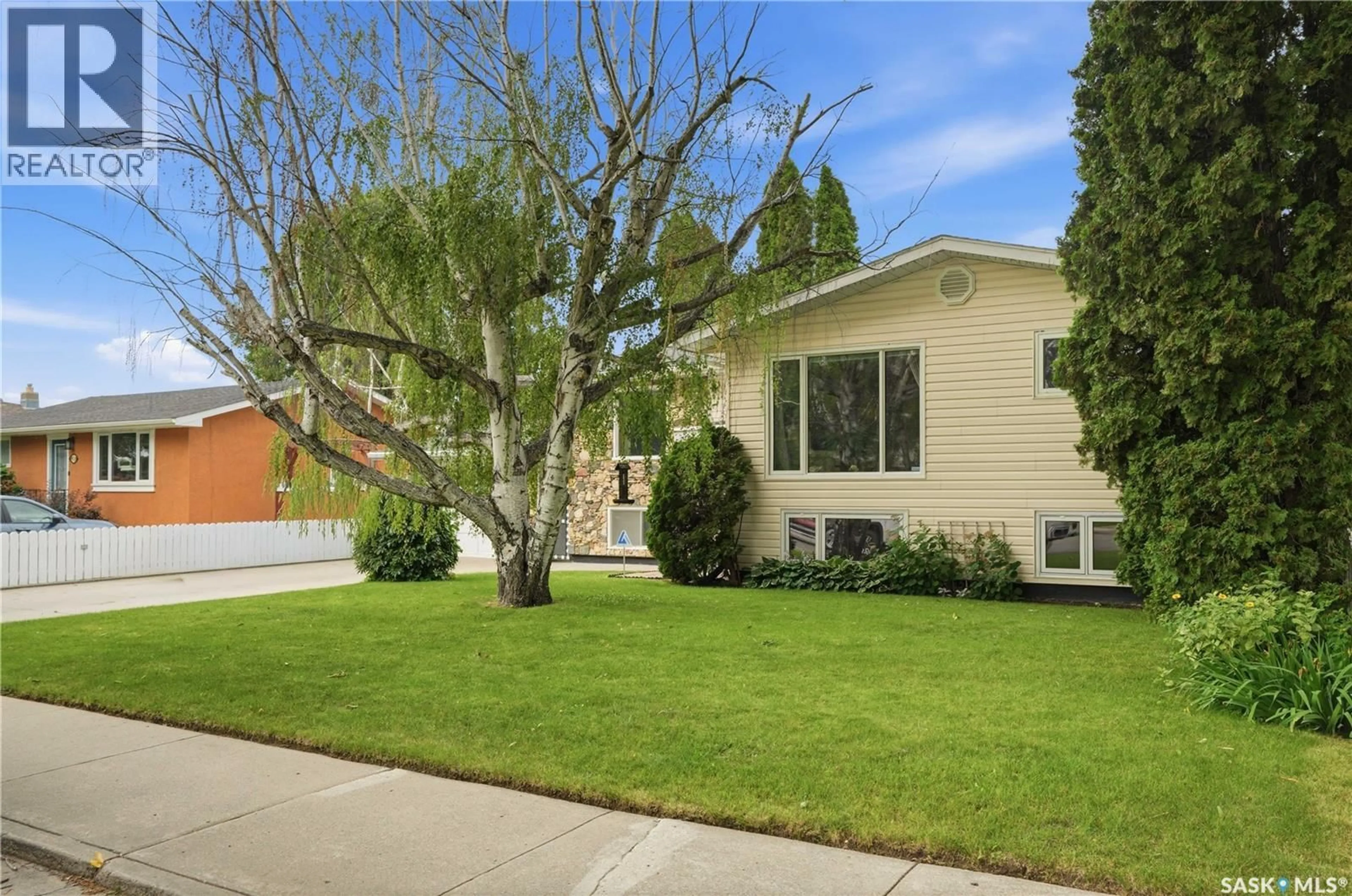 Home with vinyl exterior material, street for 429 MONTREAL AVENUE, Saskatoon Saskatchewan S7M3L2