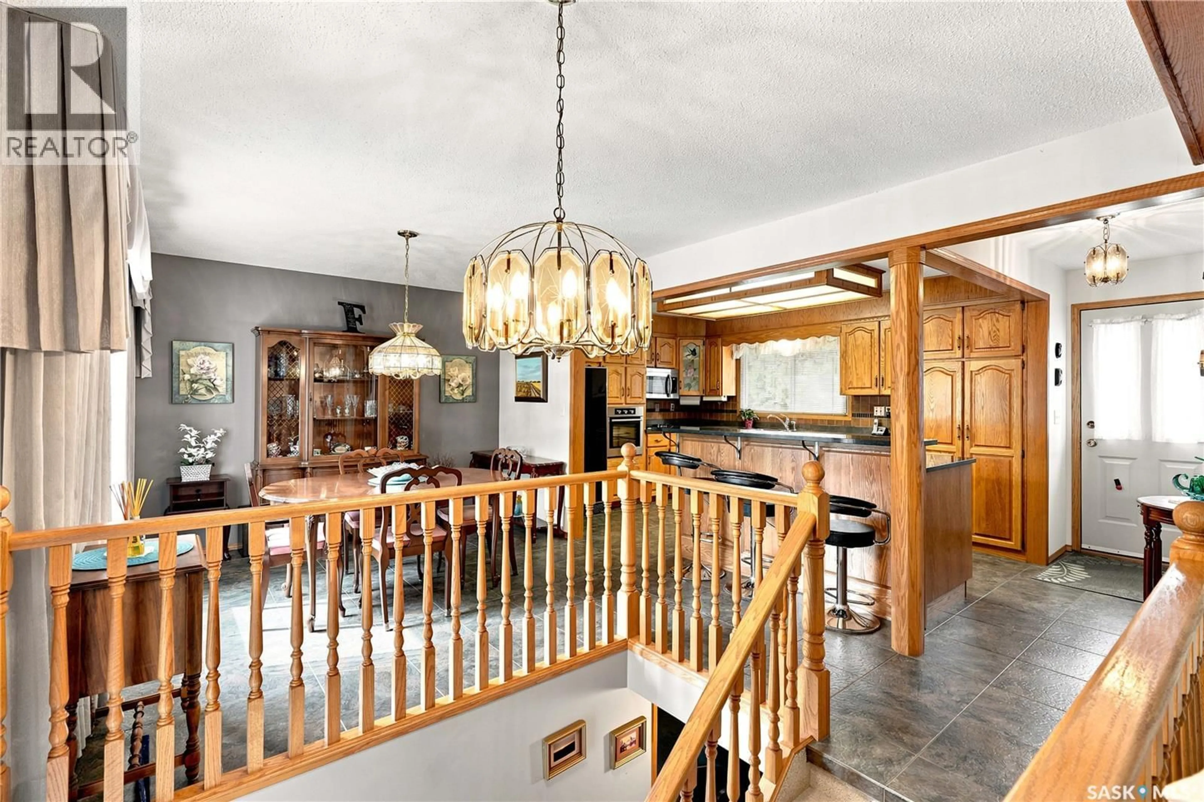 Indoor foyer for 429 MONTREAL AVENUE, Saskatoon Saskatchewan S7M3L2