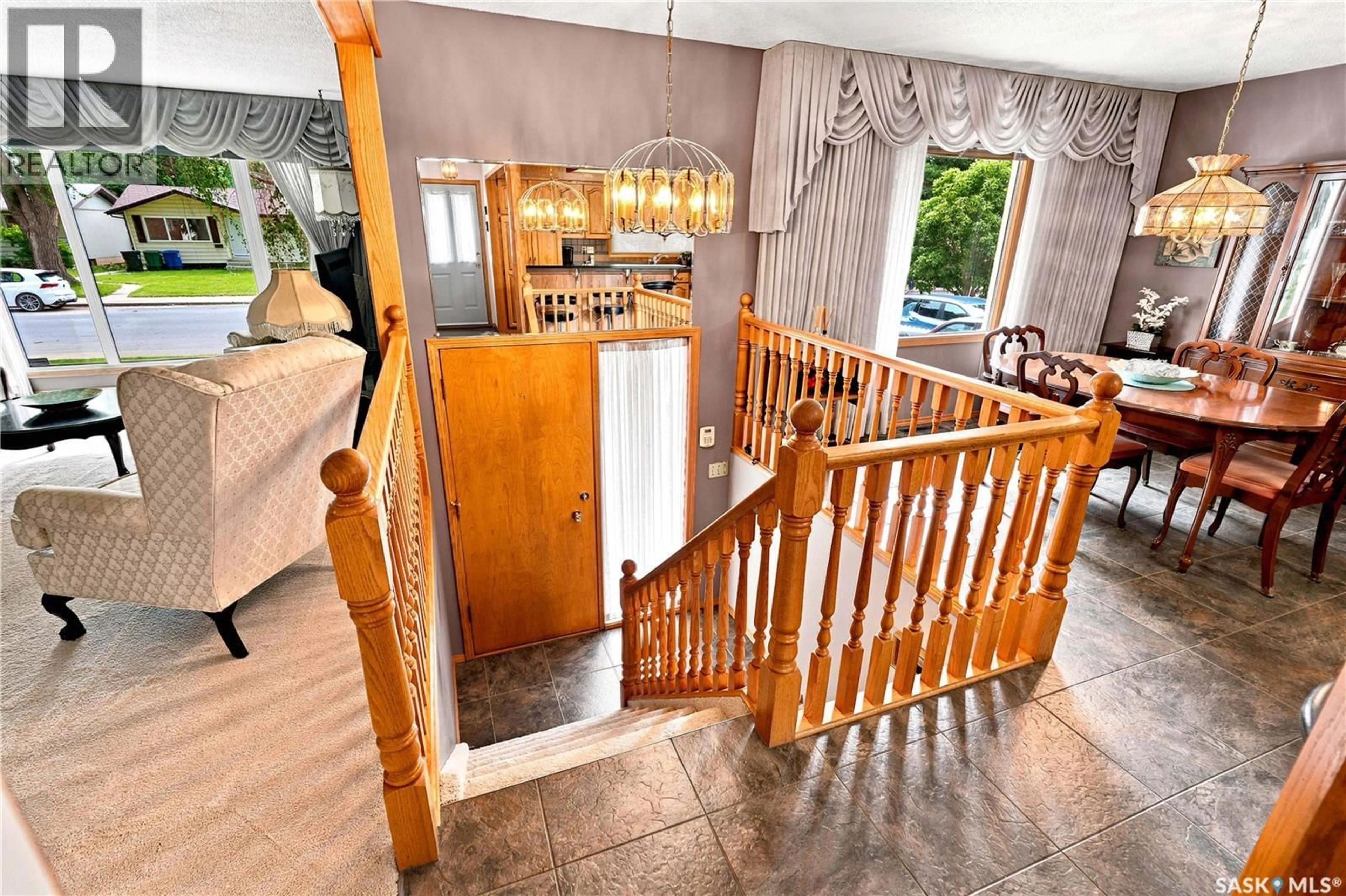 Indoor foyer for 429 MONTREAL AVENUE, Saskatoon Saskatchewan S7M3L2