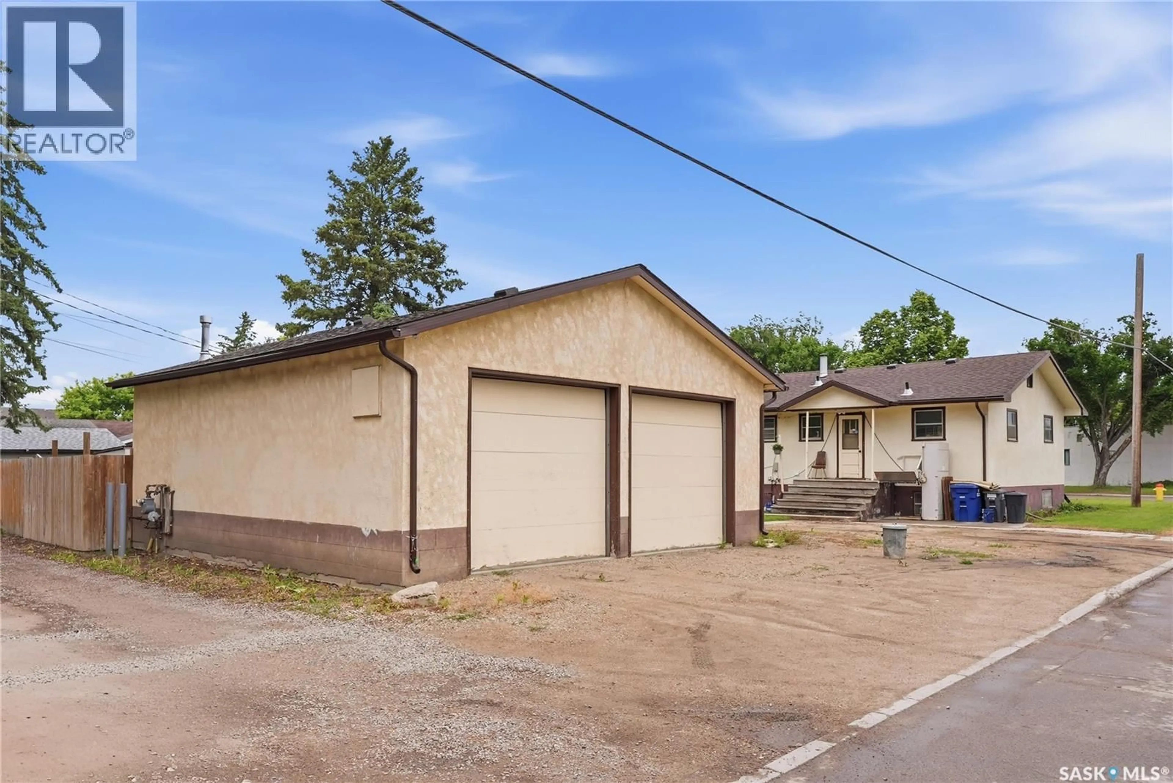 Indoor garage for 1701 C AVENUE, Saskatoon Saskatchewan S7L1L6