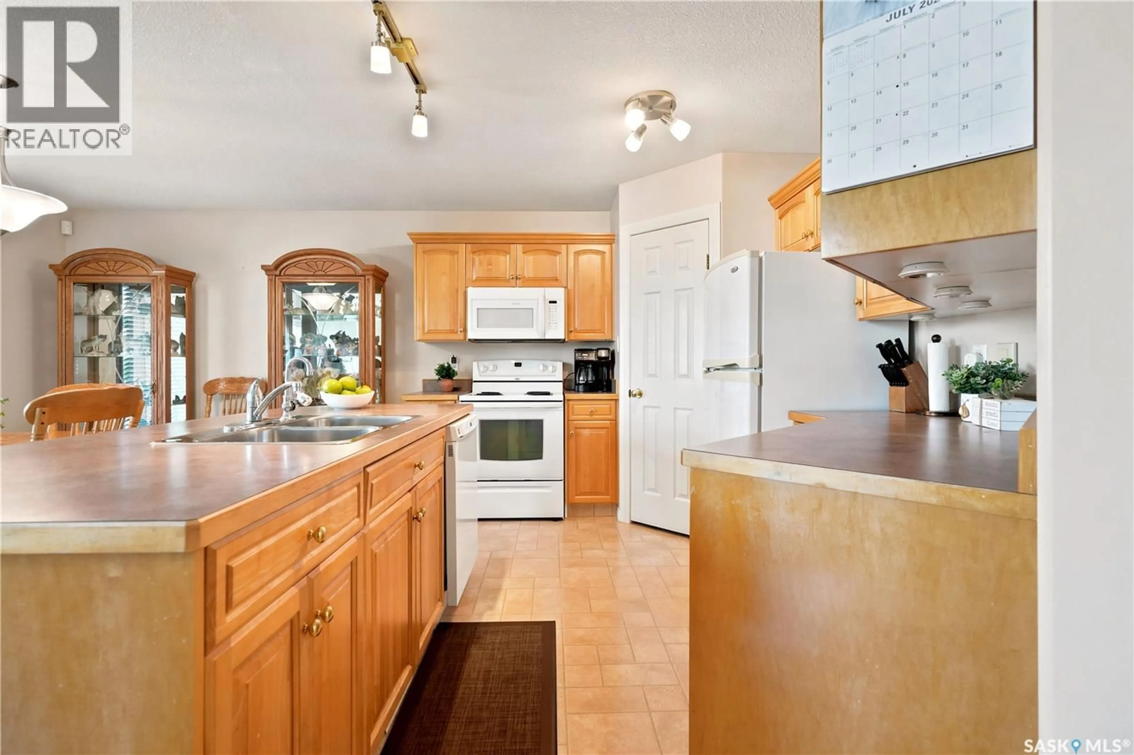 Open concept kitchen, ceramic/tile floor for E - 3291 THAMES CRESCENT, Regina Saskatchewan S4V2Y9