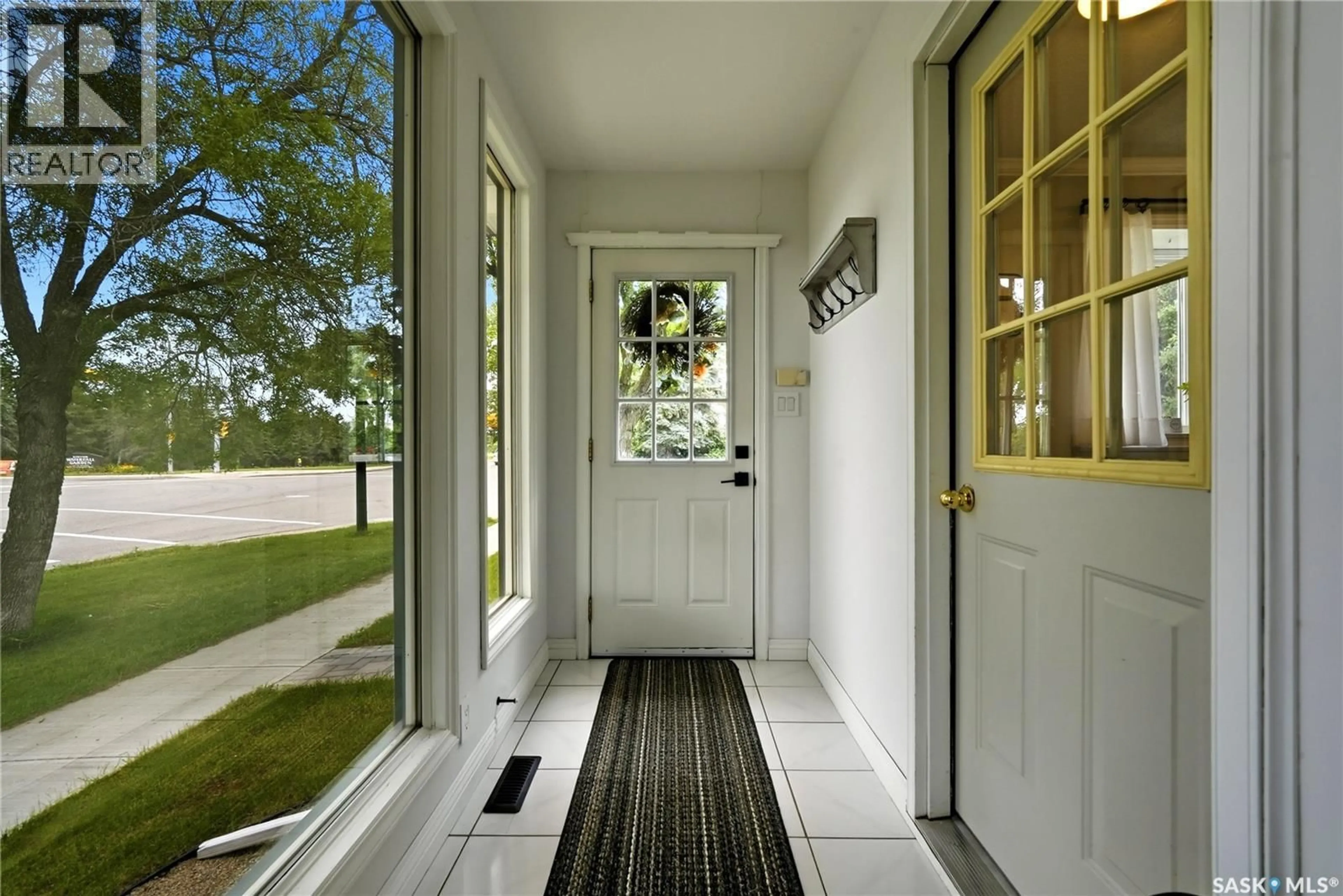 Indoor entryway for 2802 MONTAGUE STREET, Regina Saskatchewan S4S1Z2