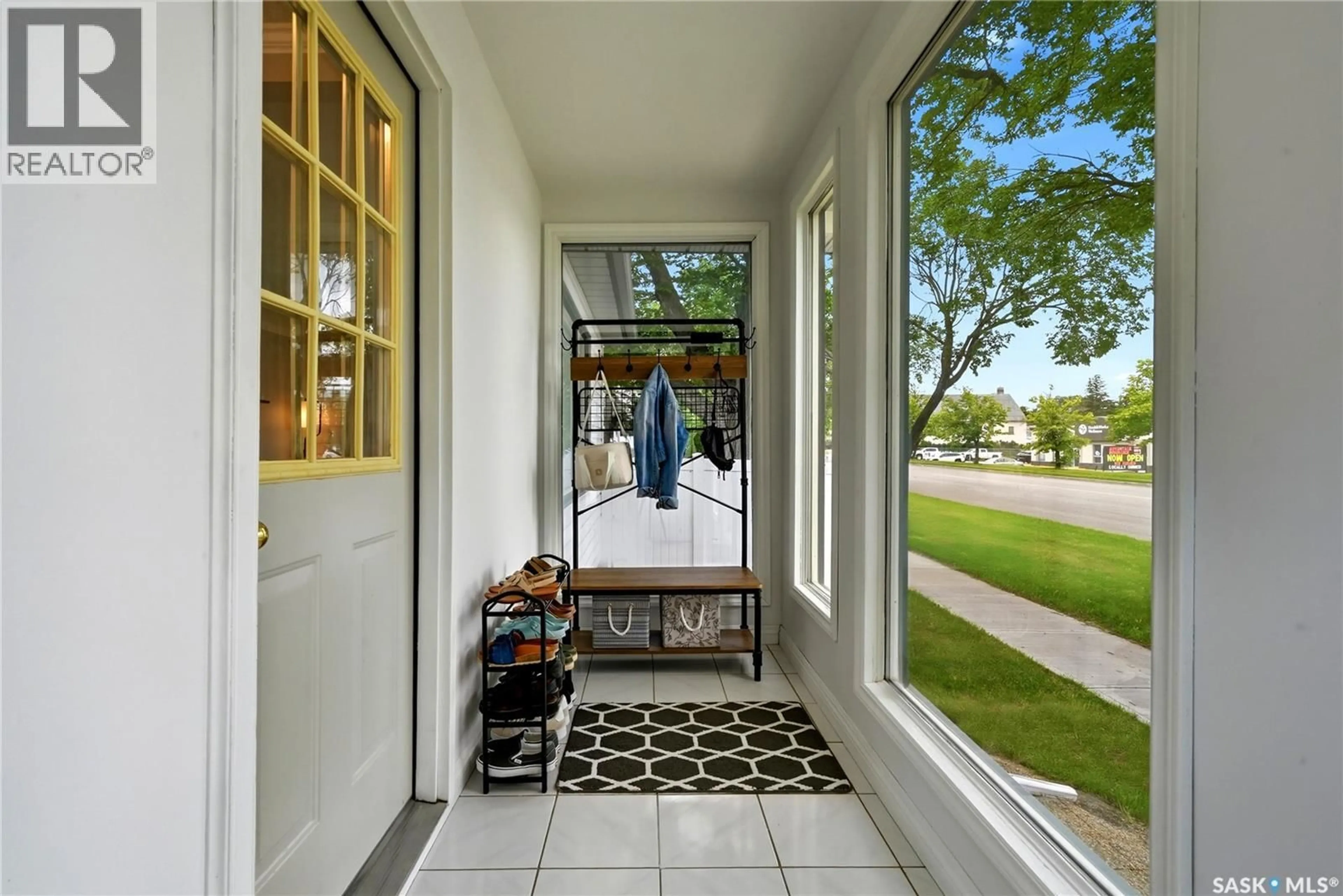Indoor entryway for 2802 MONTAGUE STREET, Regina Saskatchewan S4S1Z2