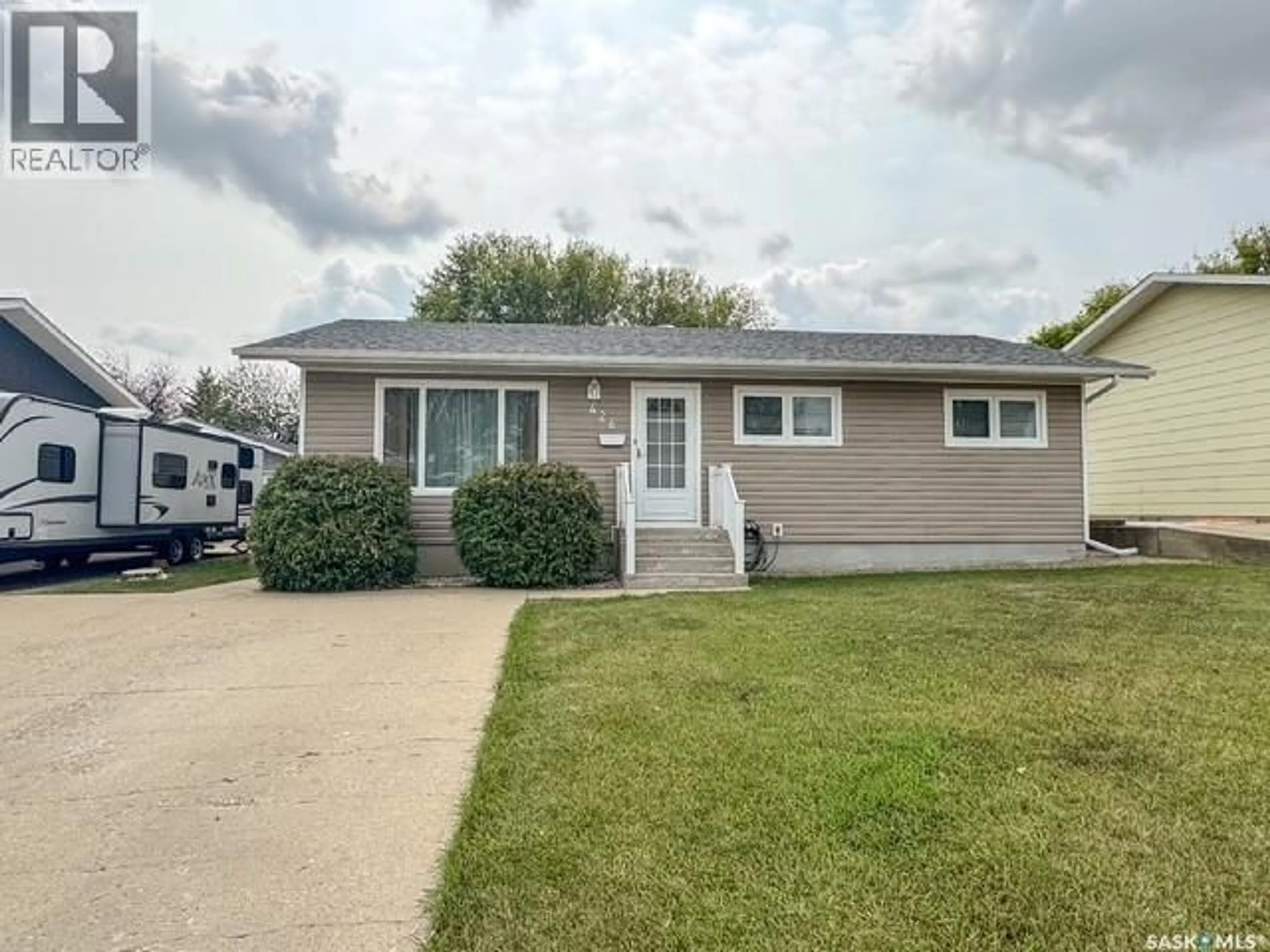 Home with vinyl exterior material, street for 426 COLONEL OTTER DRIVE, Swift Current Saskatchewan S9H4P6
