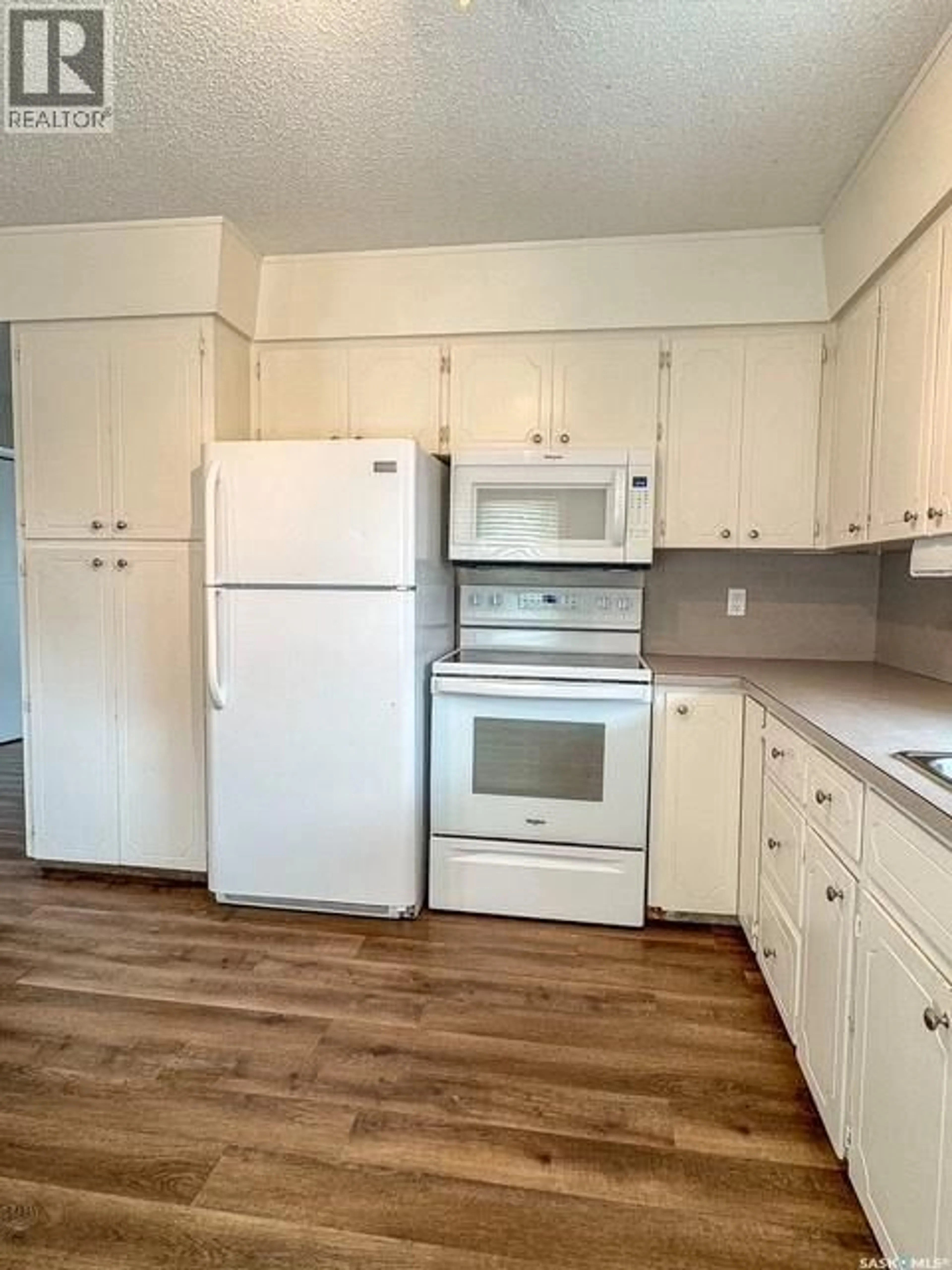 Standard kitchen, wood/laminate floor for 426 COLONEL OTTER DRIVE, Swift Current Saskatchewan S9H4P6