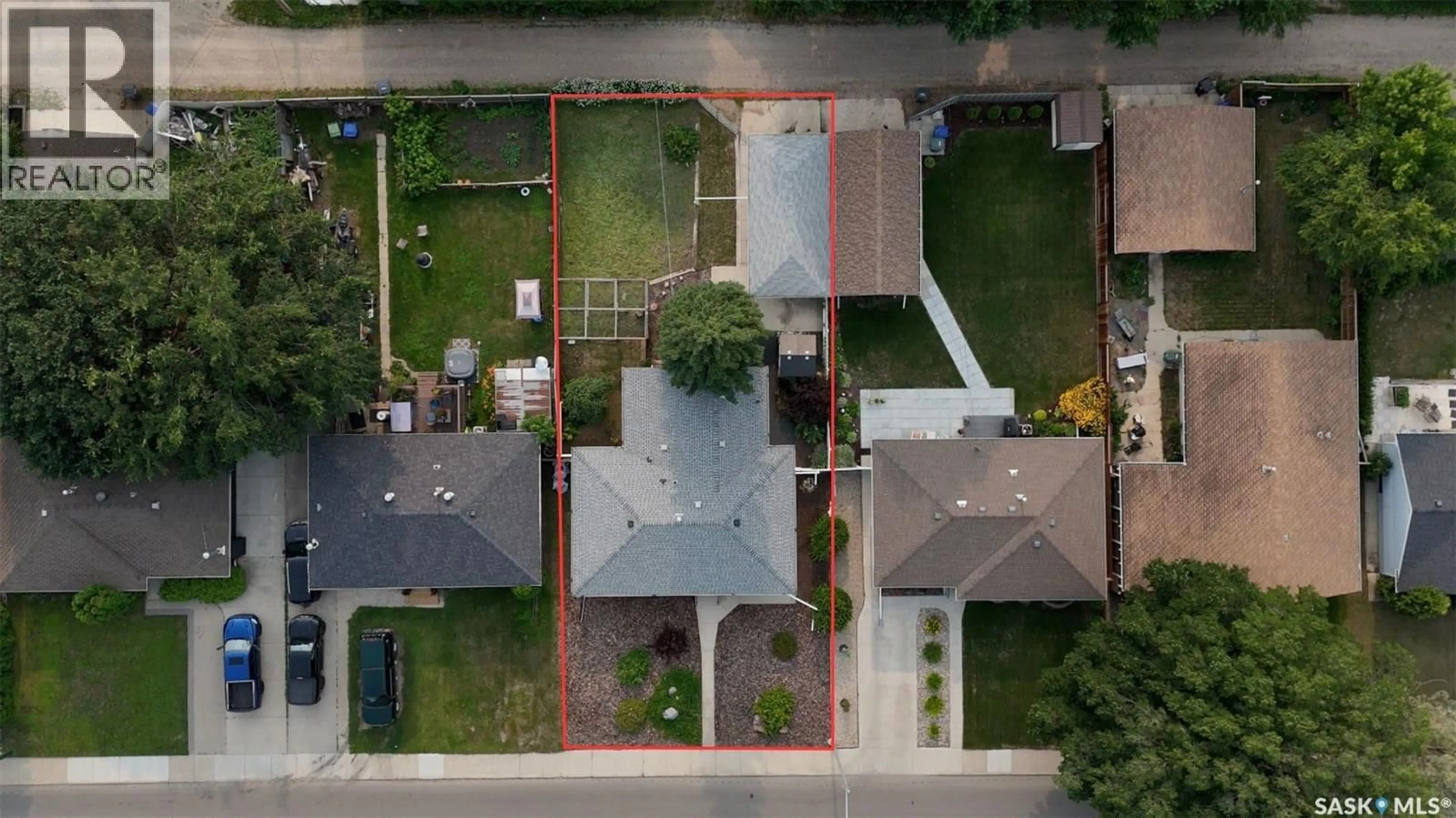 A pic from outside/outdoor area/front of a property/back of a property/a pic from drone, street for 2808 CLARENCE AVENUE, Saskatoon Saskatchewan S7J1M8