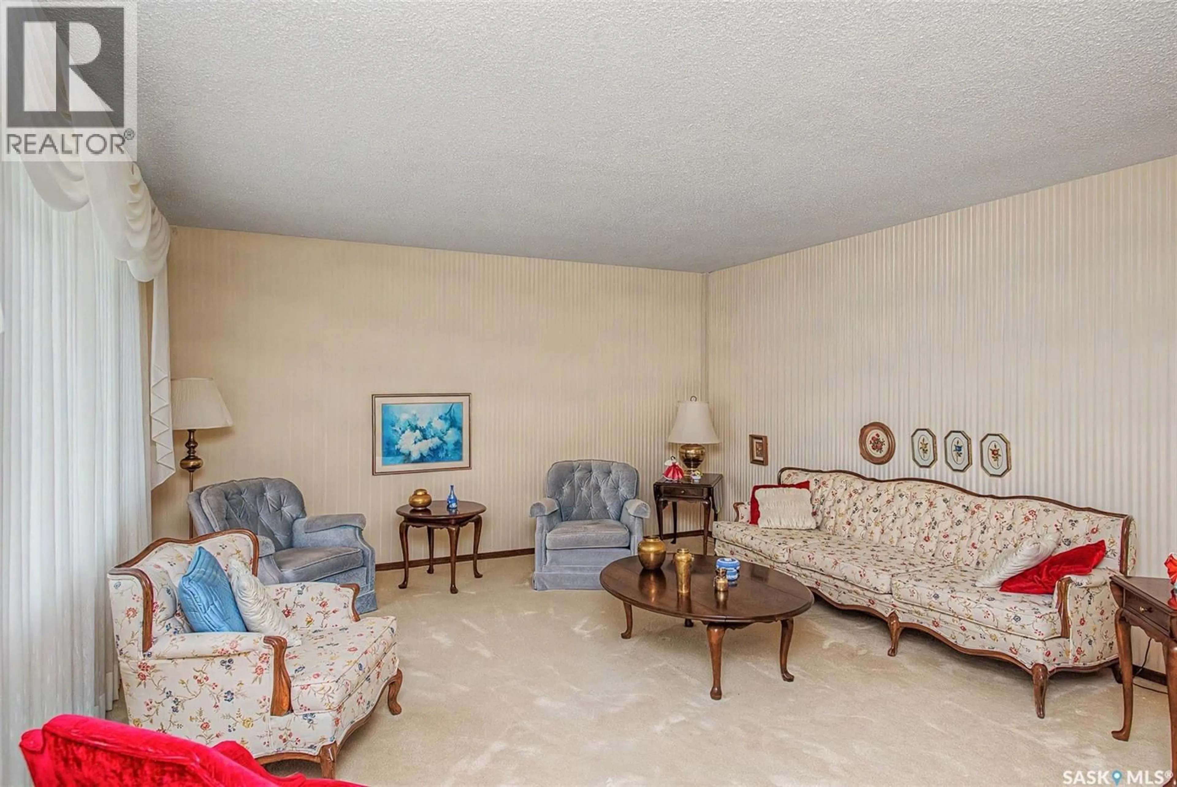 Living room with furniture, carpet floor for 140 MCDOUGALL CRESCENT, Regina Saskatchewan S4S5M7