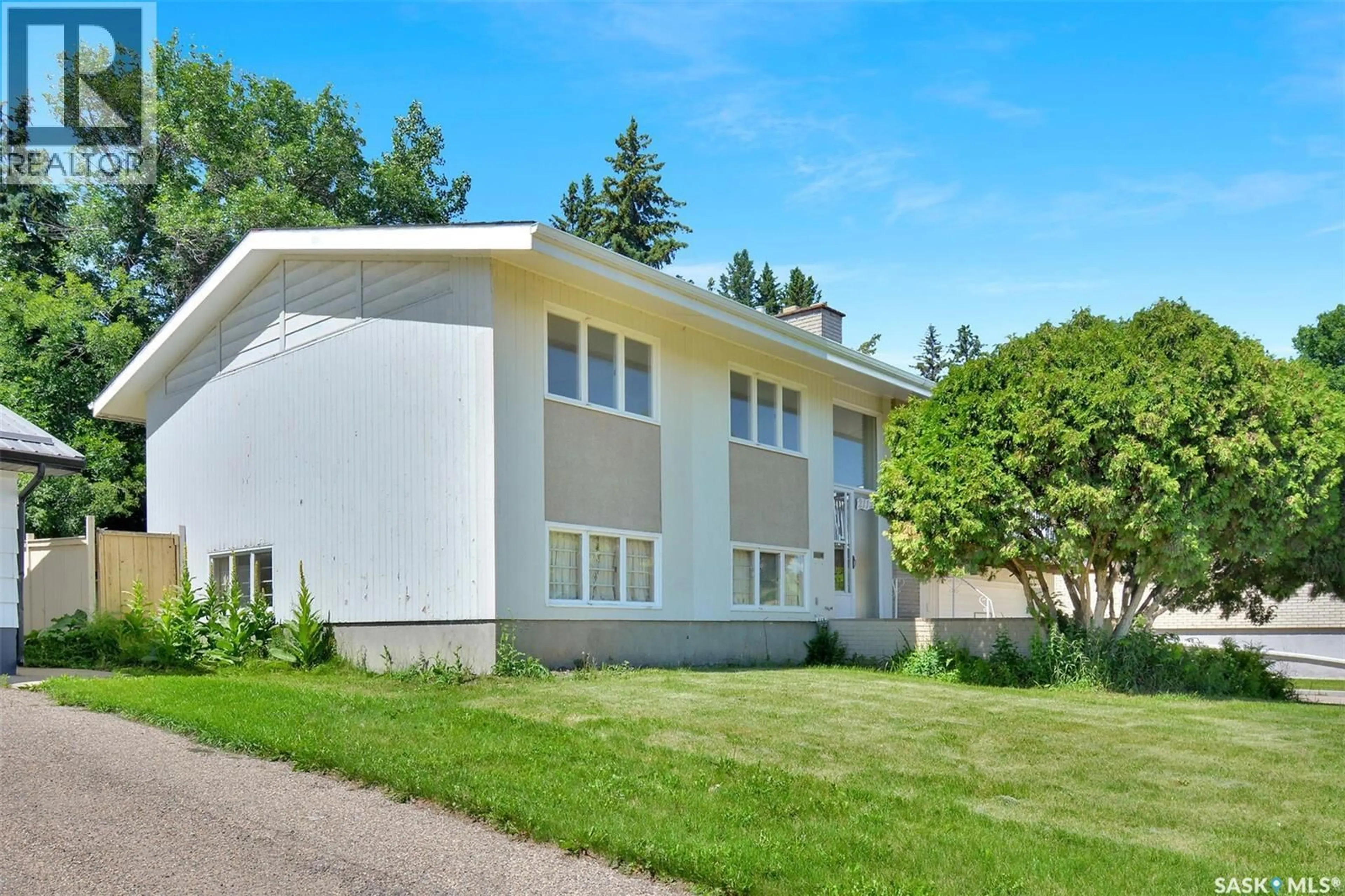 Home with vinyl exterior material, building for 2113 SPADINA CRESCENT, Saskatoon Saskatchewan S7K0C9