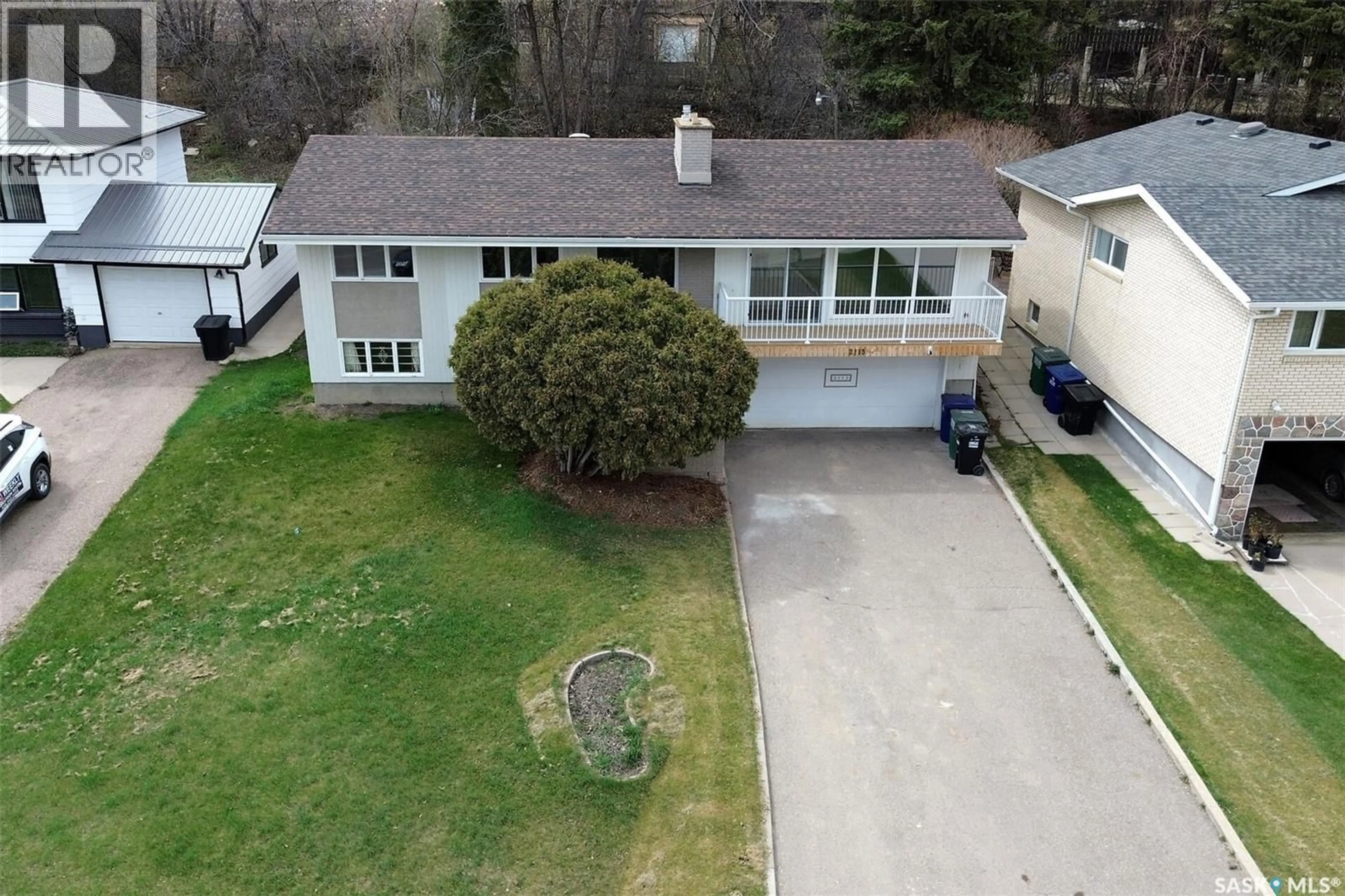 A pic from outside/outdoor area/front of a property/back of a property/a pic from drone, street for 2113 SPADINA CRESCENT, Saskatoon Saskatchewan S7K0C9