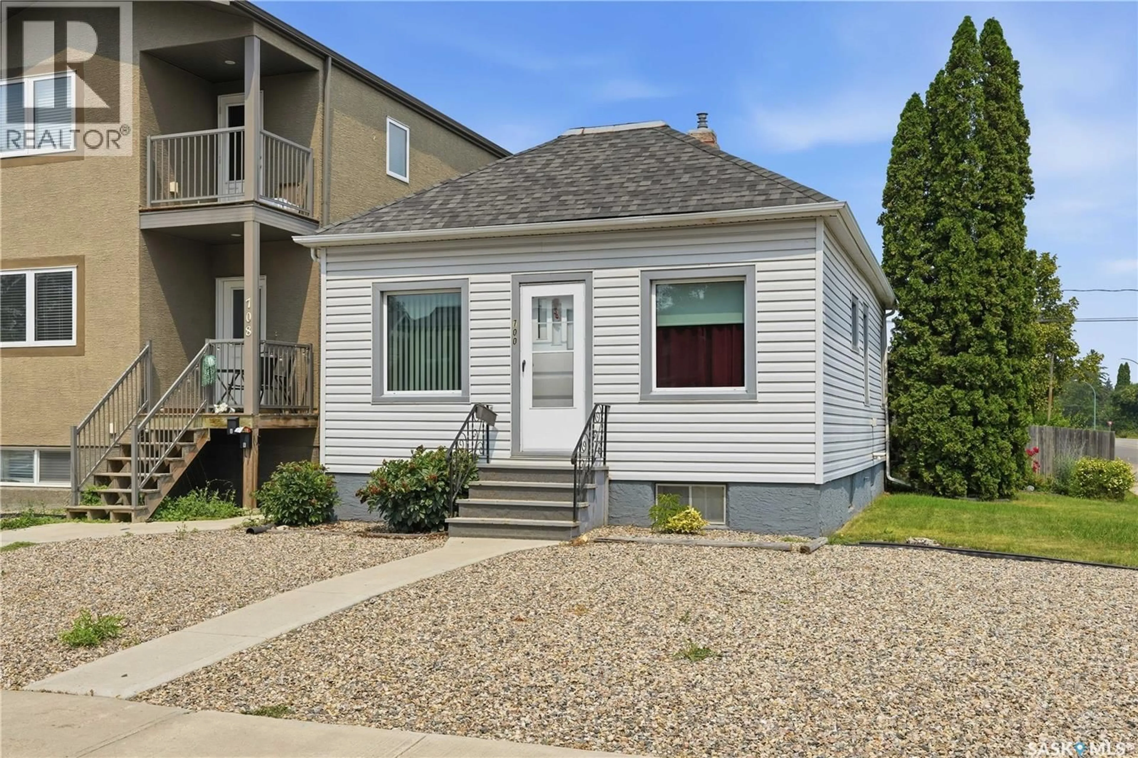 Home with vinyl exterior material, street for 700 COLLEGE AVENUE, Regina Saskatchewan S4N0X7