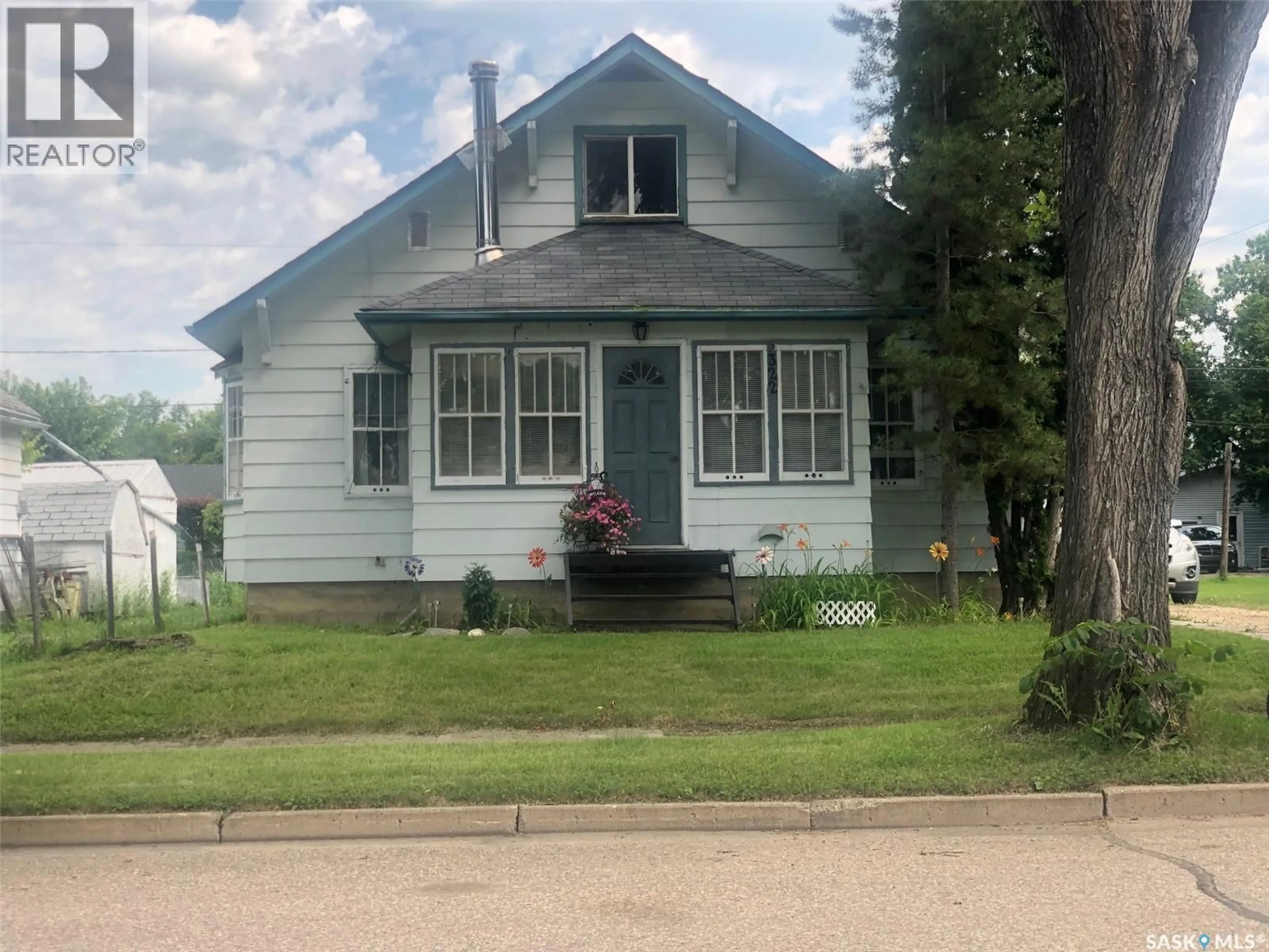 Home with vinyl exterior material, street for 322 5TH AVENUE, Canora Saskatchewan S0A0L0