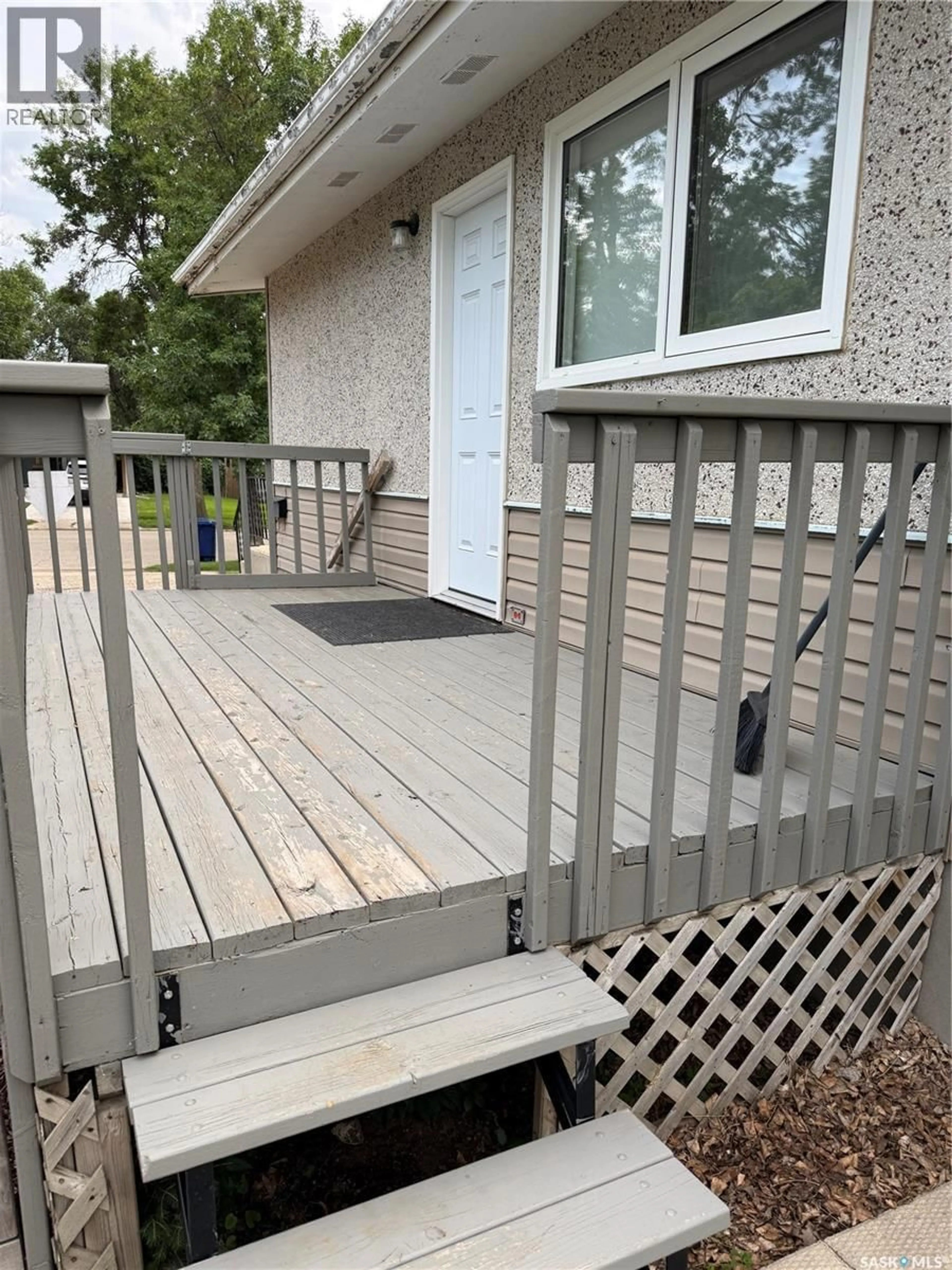 Patio, street for 1305 PARK AVENUE, Weyburn Saskatchewan S4H0K7