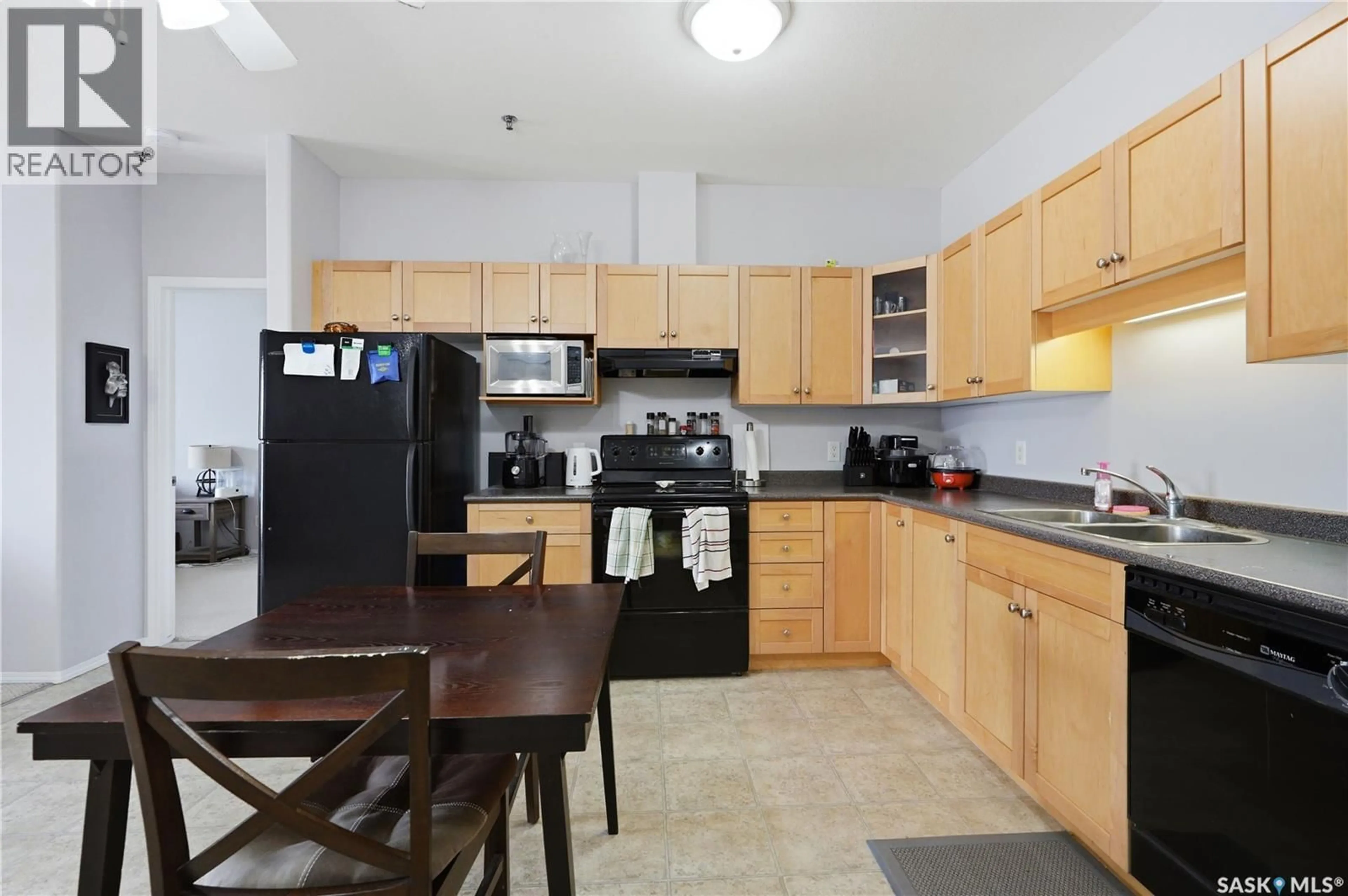 Standard kitchen, unknown for 302 - 303 NELSON ROAD, Saskatoon Saskatchewan S7S1N9