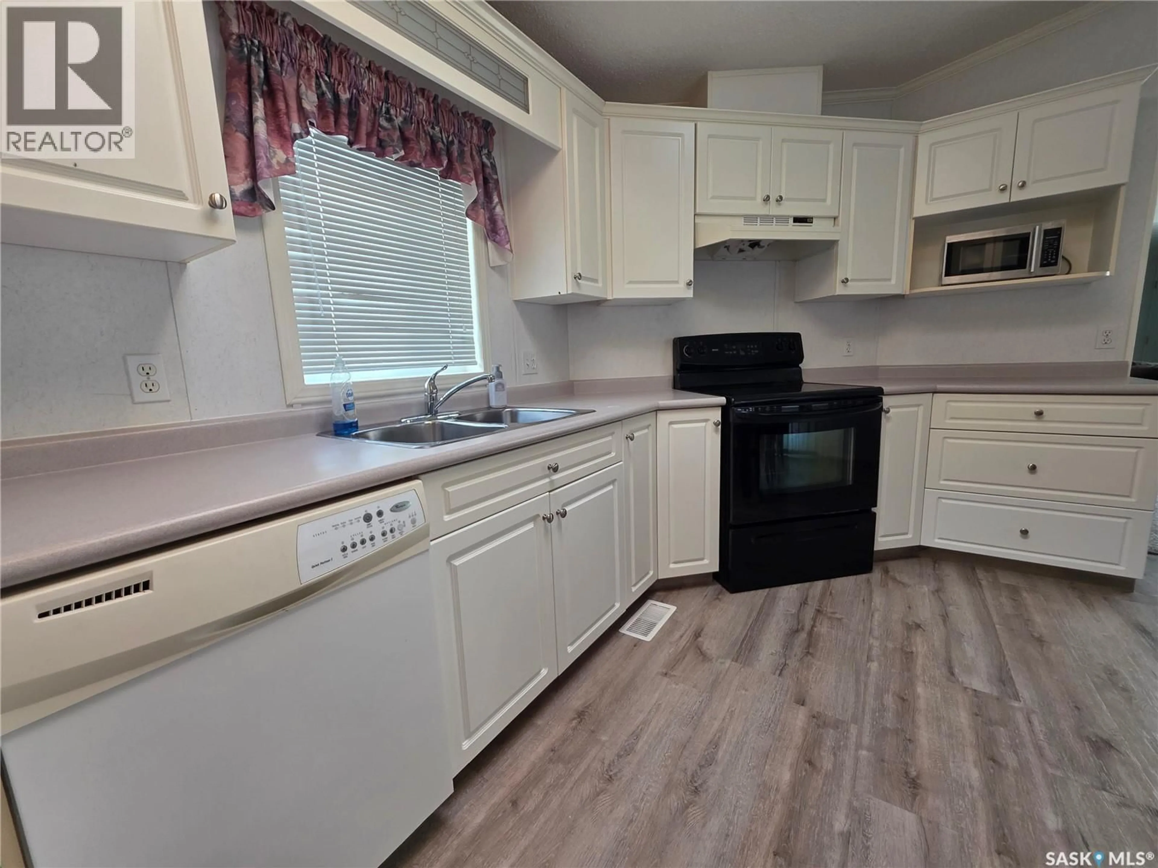 Standard kitchen, unknown for 63 PRAIRIE SUN COURT, Swift Current Saskatchewan S9H3X6