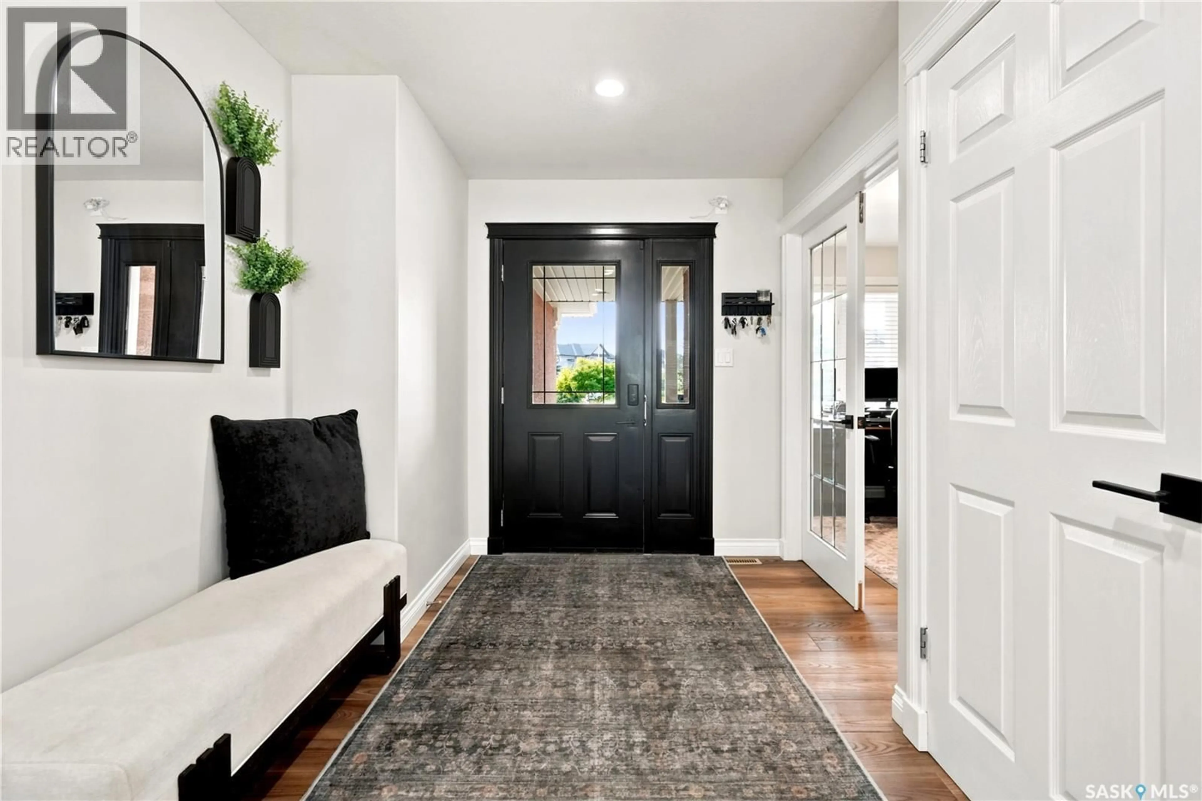 Indoor entryway for 8607 WASCANA GARDENS LANE, Regina Saskatchewan S4V1G1