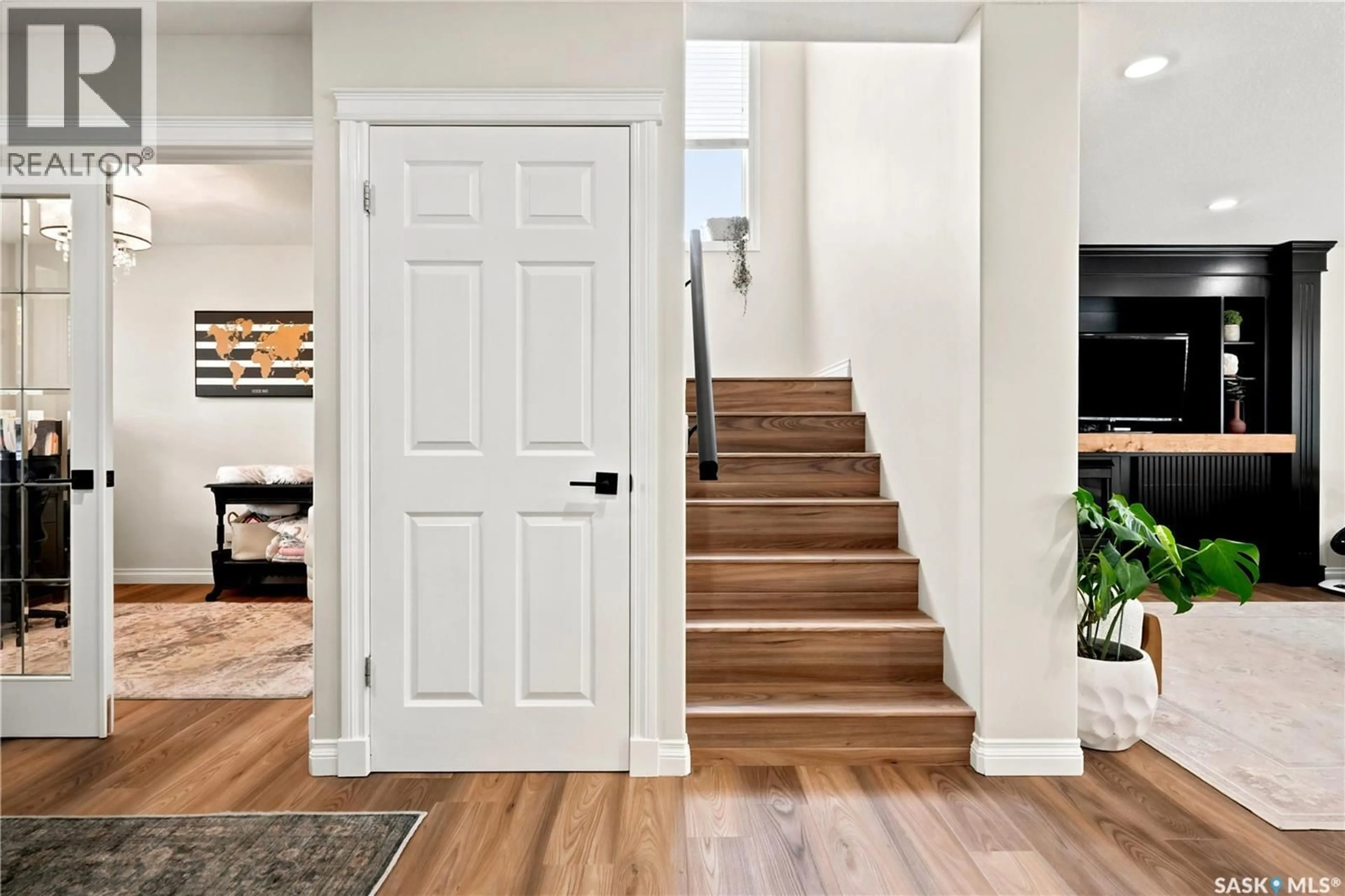 Indoor entryway for 8607 WASCANA GARDENS LANE, Regina Saskatchewan S4V1G1