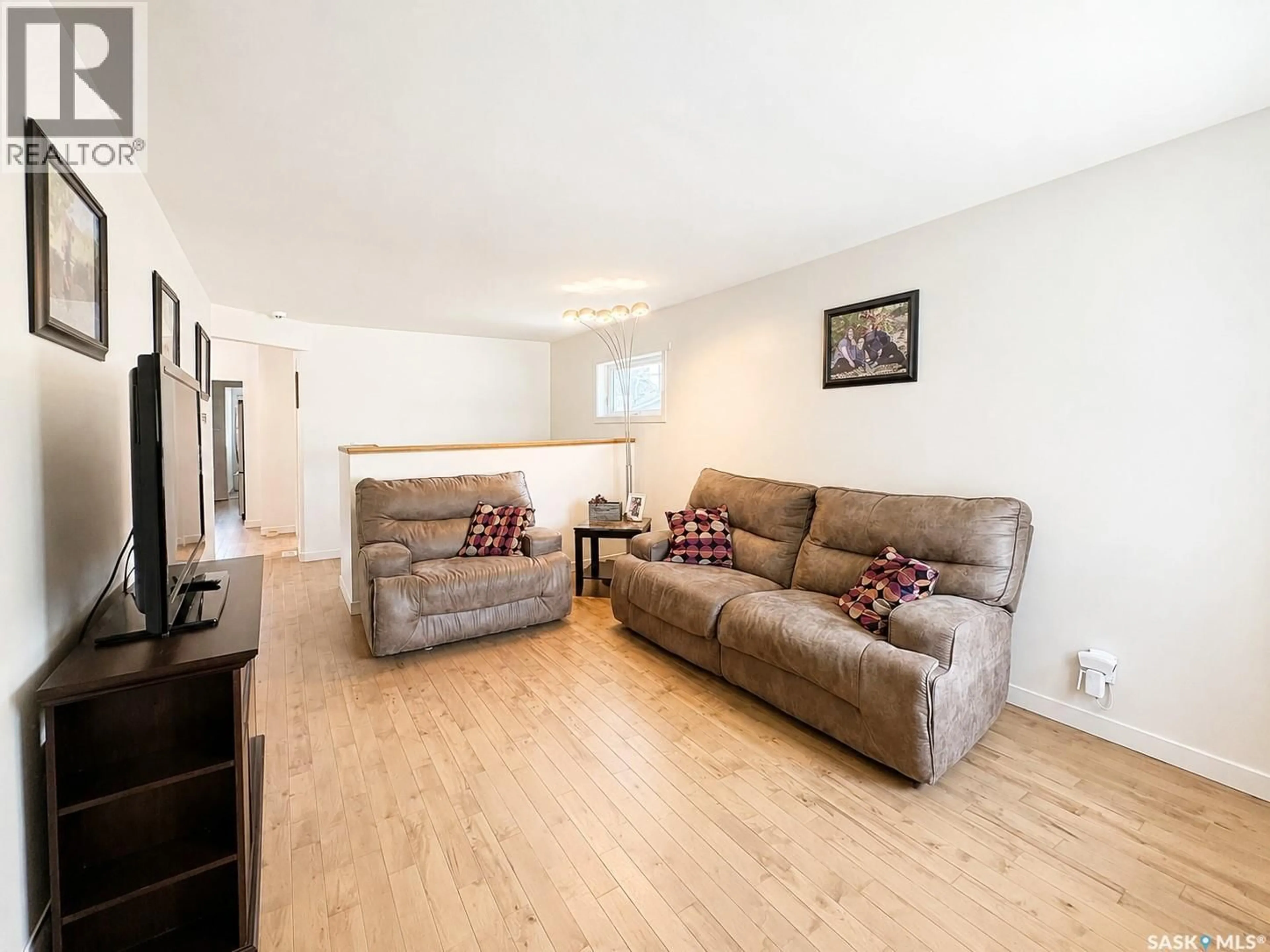 Living room with furniture, wood/laminate floor for 924 WELDON AVENUE, Saskatoon Saskatchewan S7M2V6