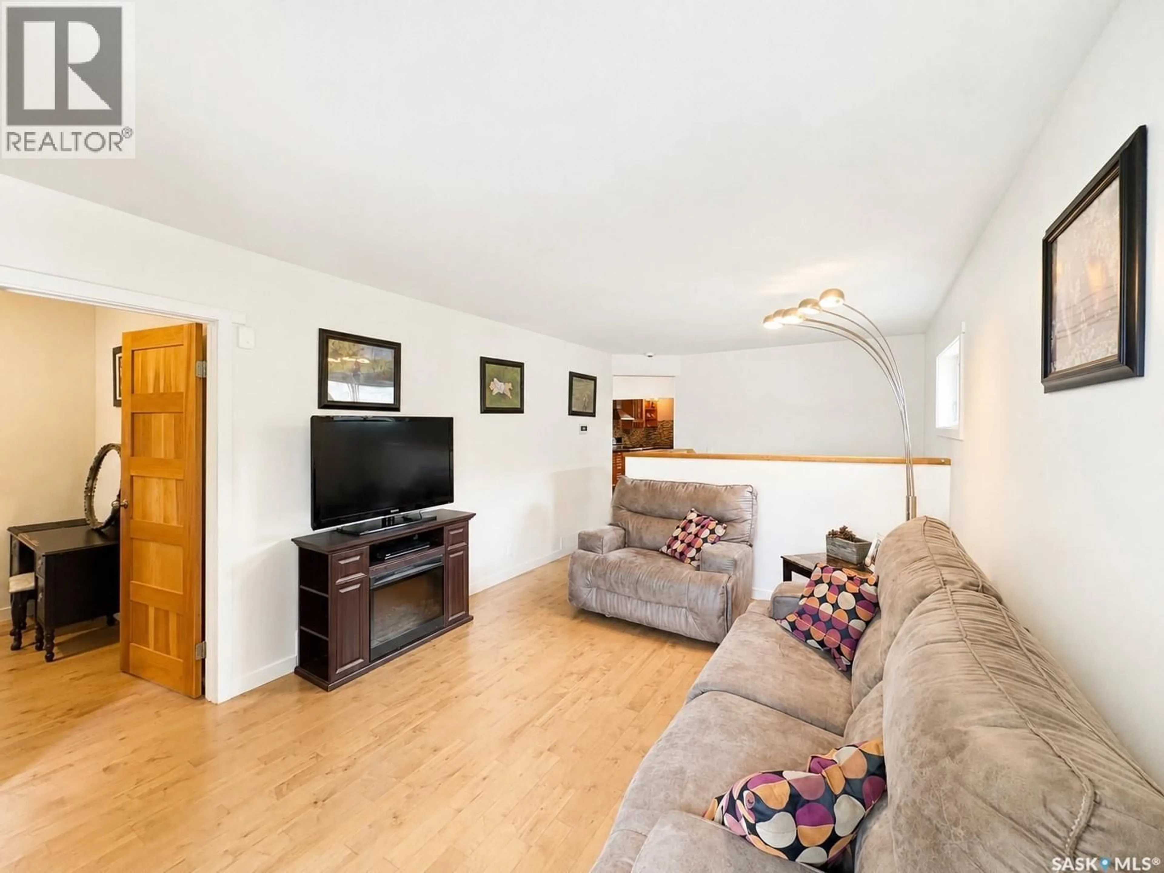 Living room with furniture, wood/laminate floor for 924 WELDON AVENUE, Saskatoon Saskatchewan S7M2V6