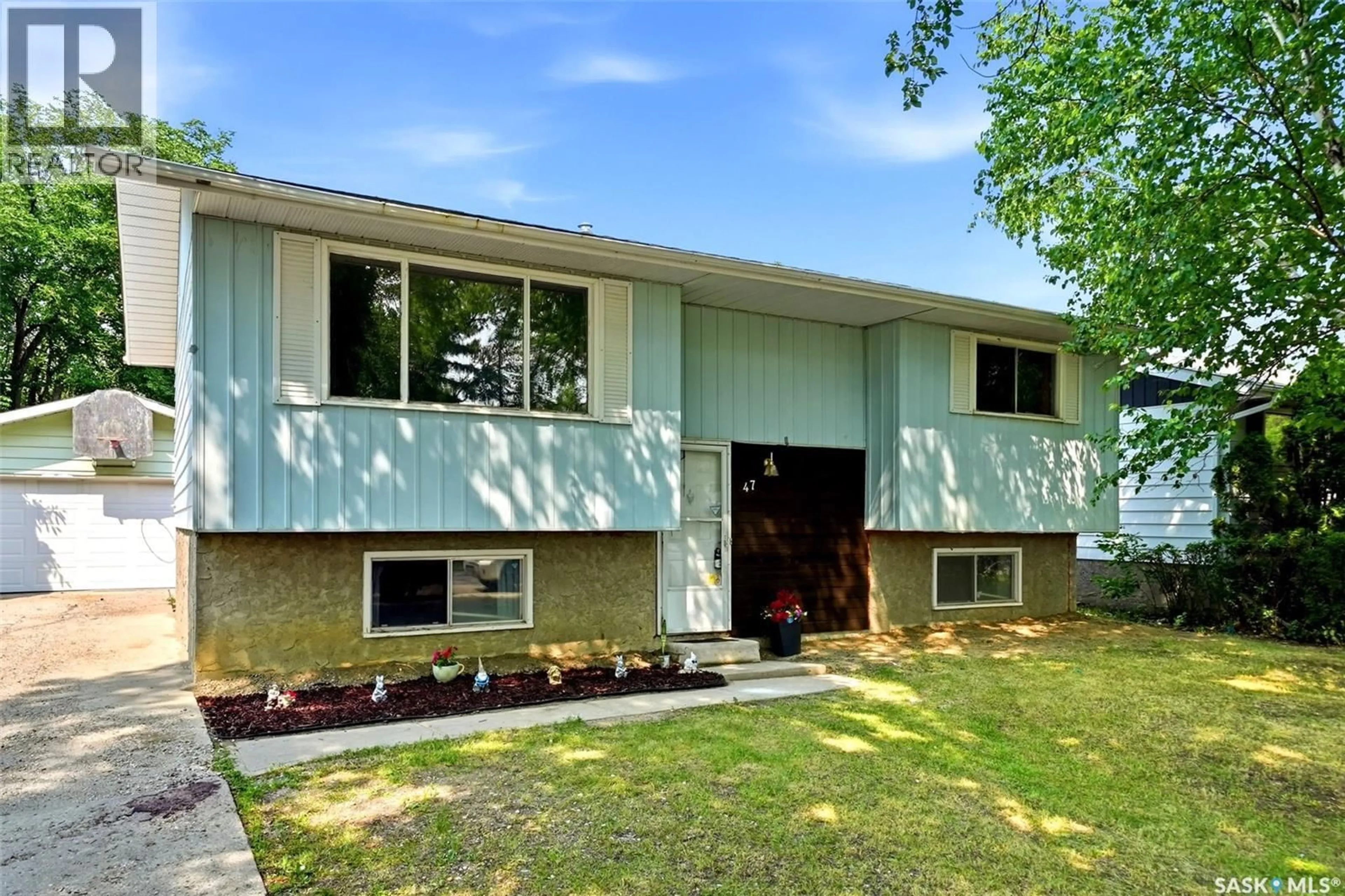 Home with vinyl exterior material, street for 47 SYMONS PLACE, Regina Saskatchewan S4X1M7