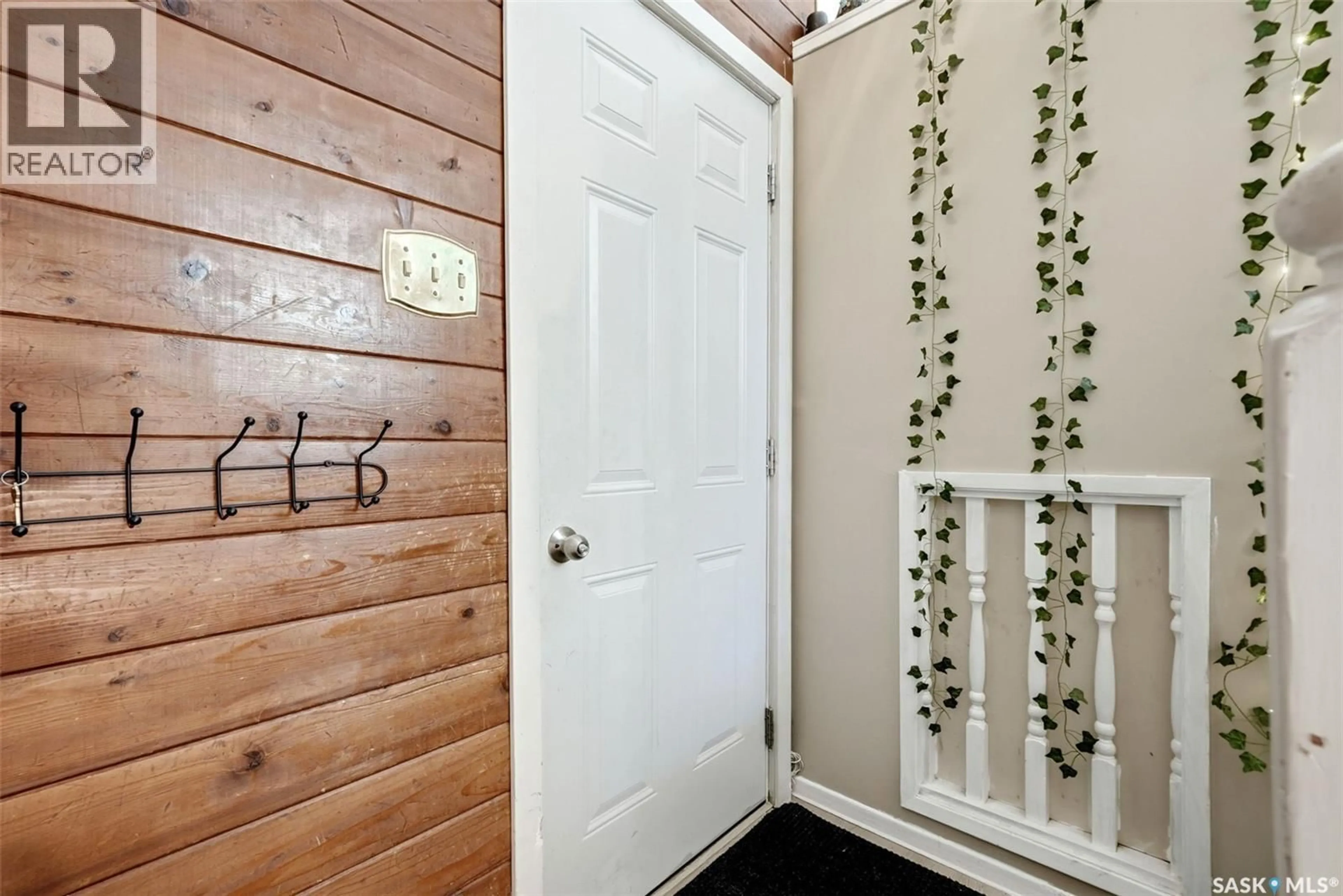 Indoor entryway for 47 SYMONS PLACE, Regina Saskatchewan S4X1M7
