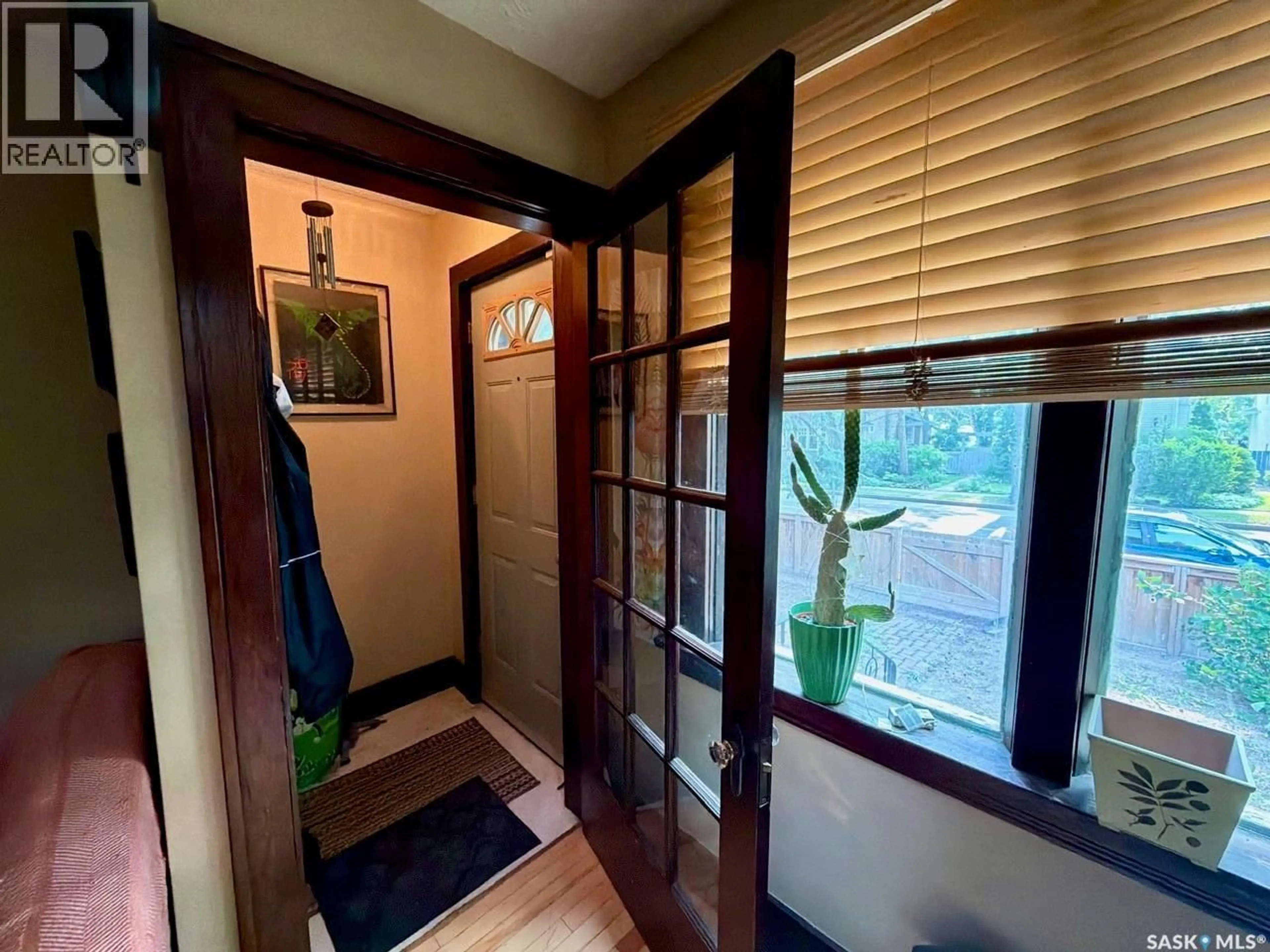 Indoor entryway for 2341 ELPHINSTONE STREET, Regina Saskatchewan S4T3P2