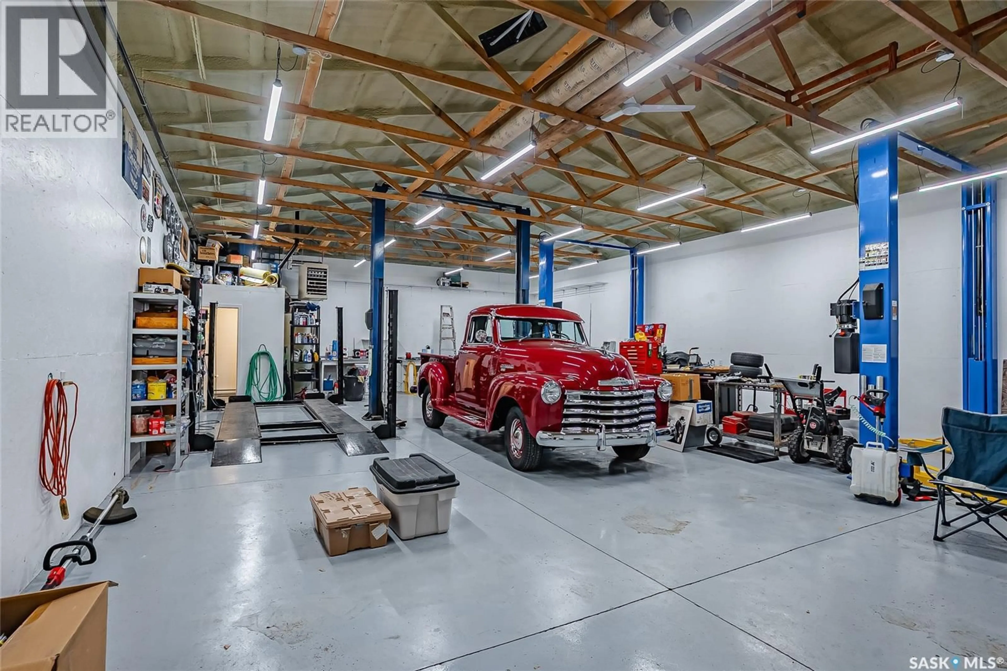 Indoor garage for HIGHWAY 16, Blucher Rm No. 343 Saskatchewan S0K0Y0