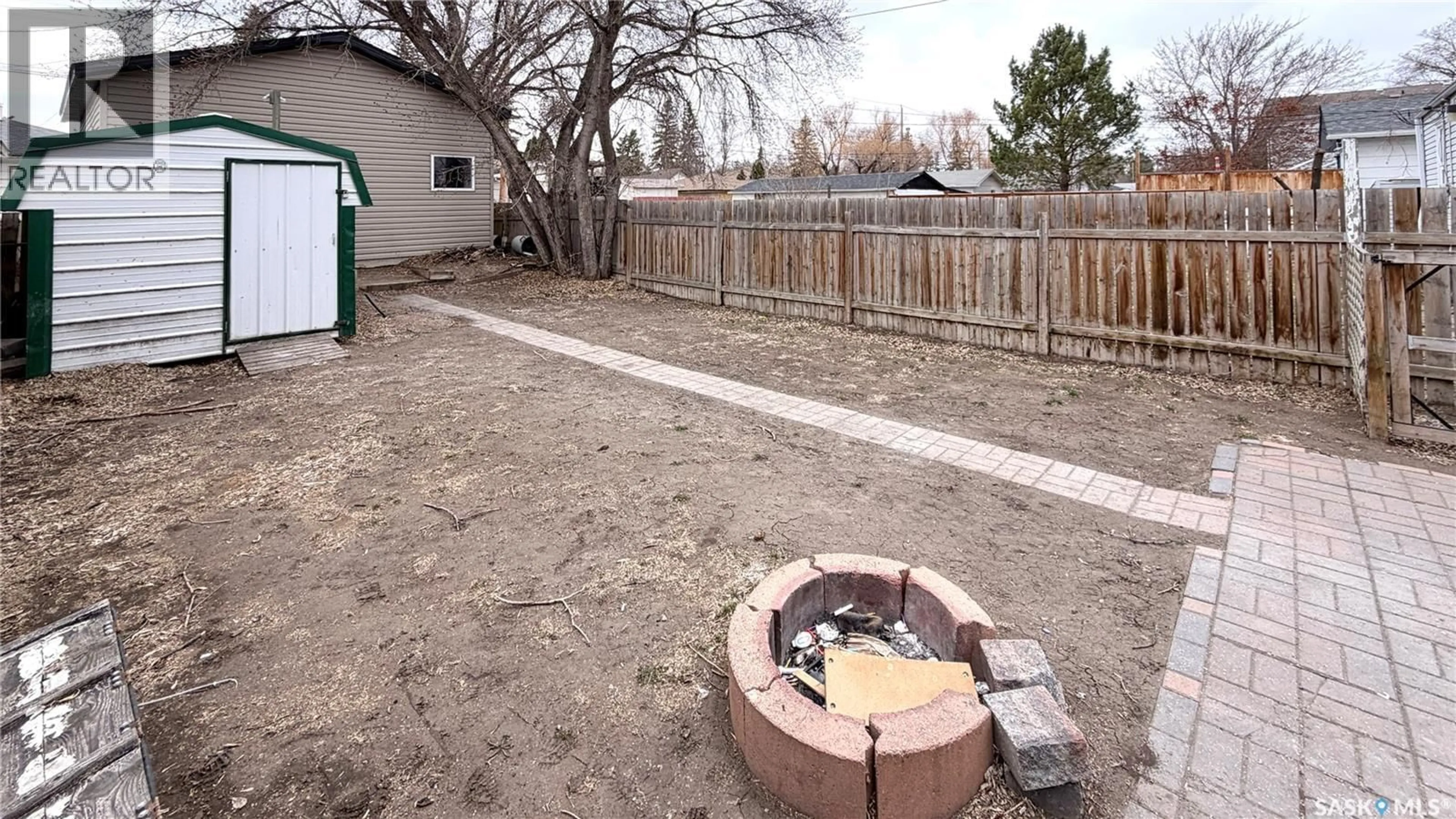 Patio, street for 217 L AVENUE, Saskatoon Saskatchewan S7L2P3