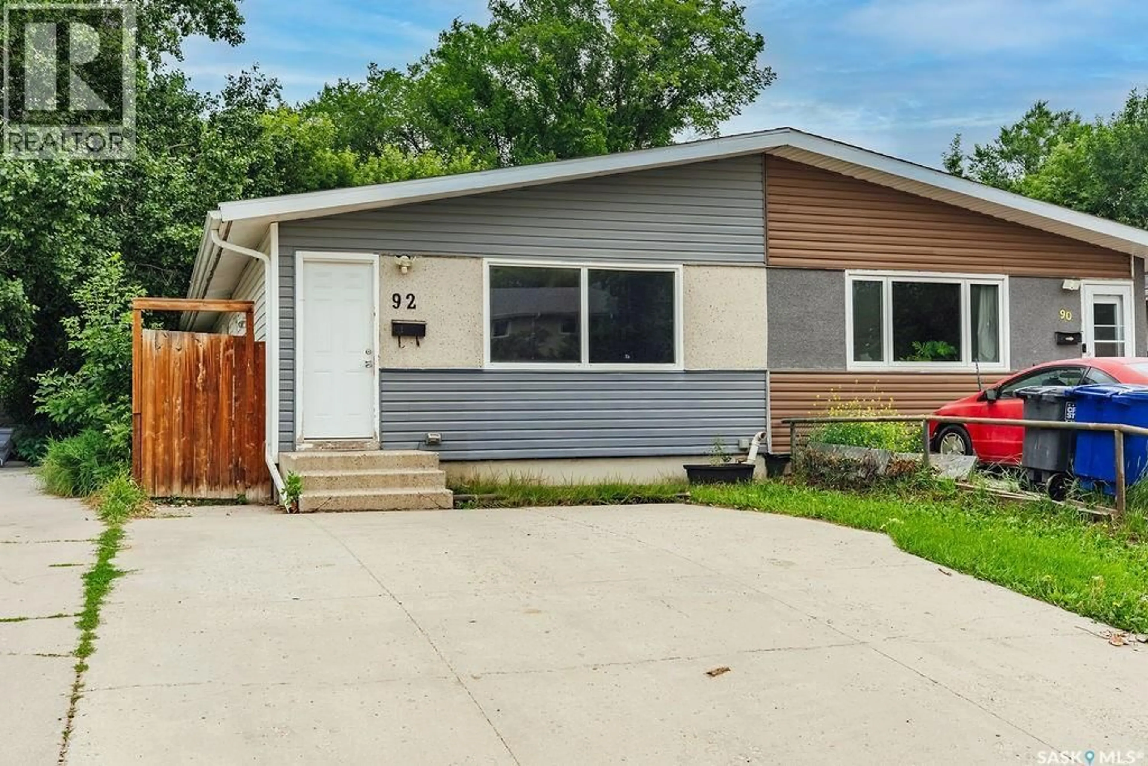 Home with vinyl exterior material, street for 92 DAVIDSON CRESCENT, Saskatoon Saskatchewan S7L4A1
