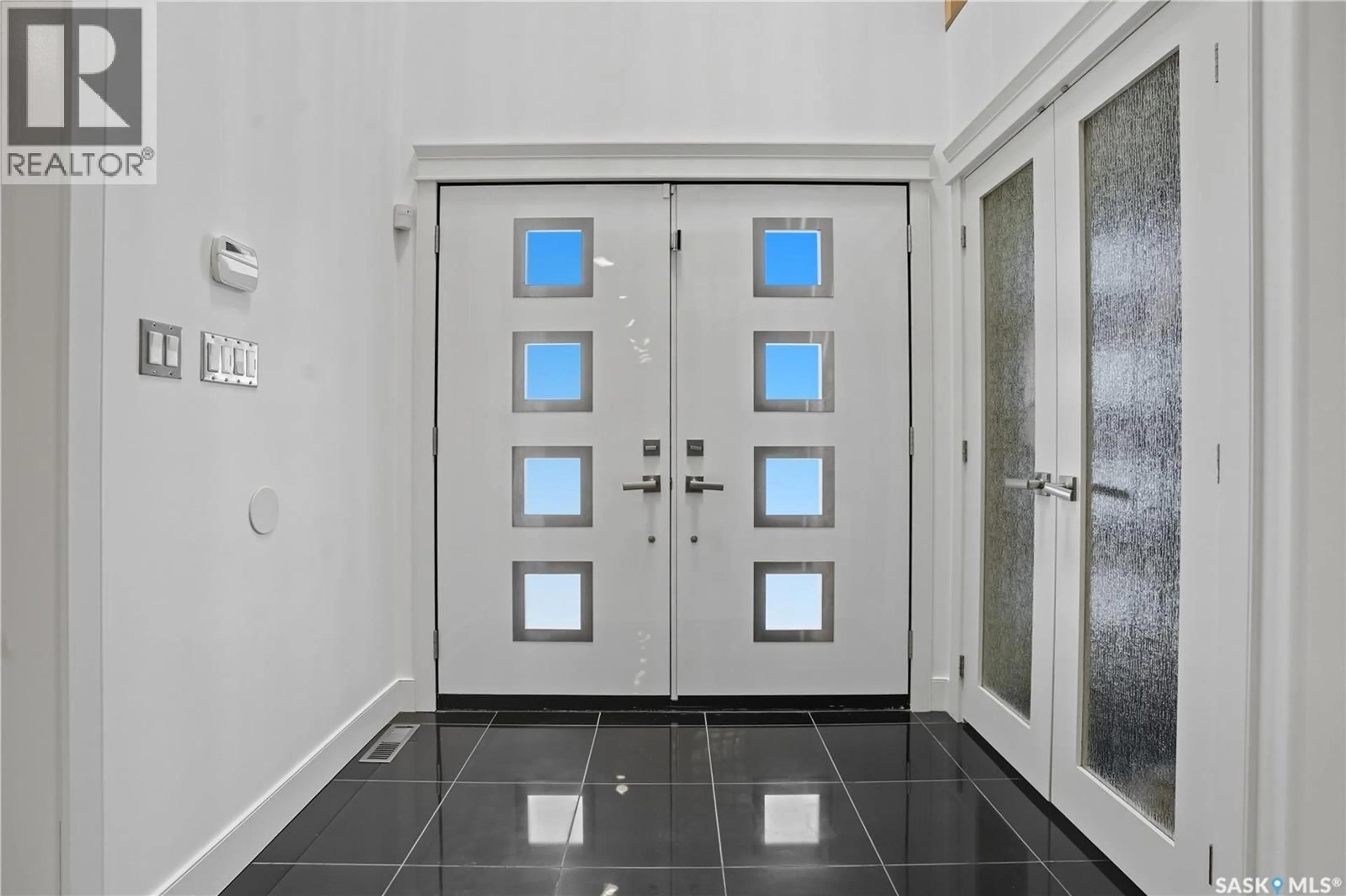 Indoor foyer for 34 LESLIE PLACE, Regina Saskatchewan S4S6R2