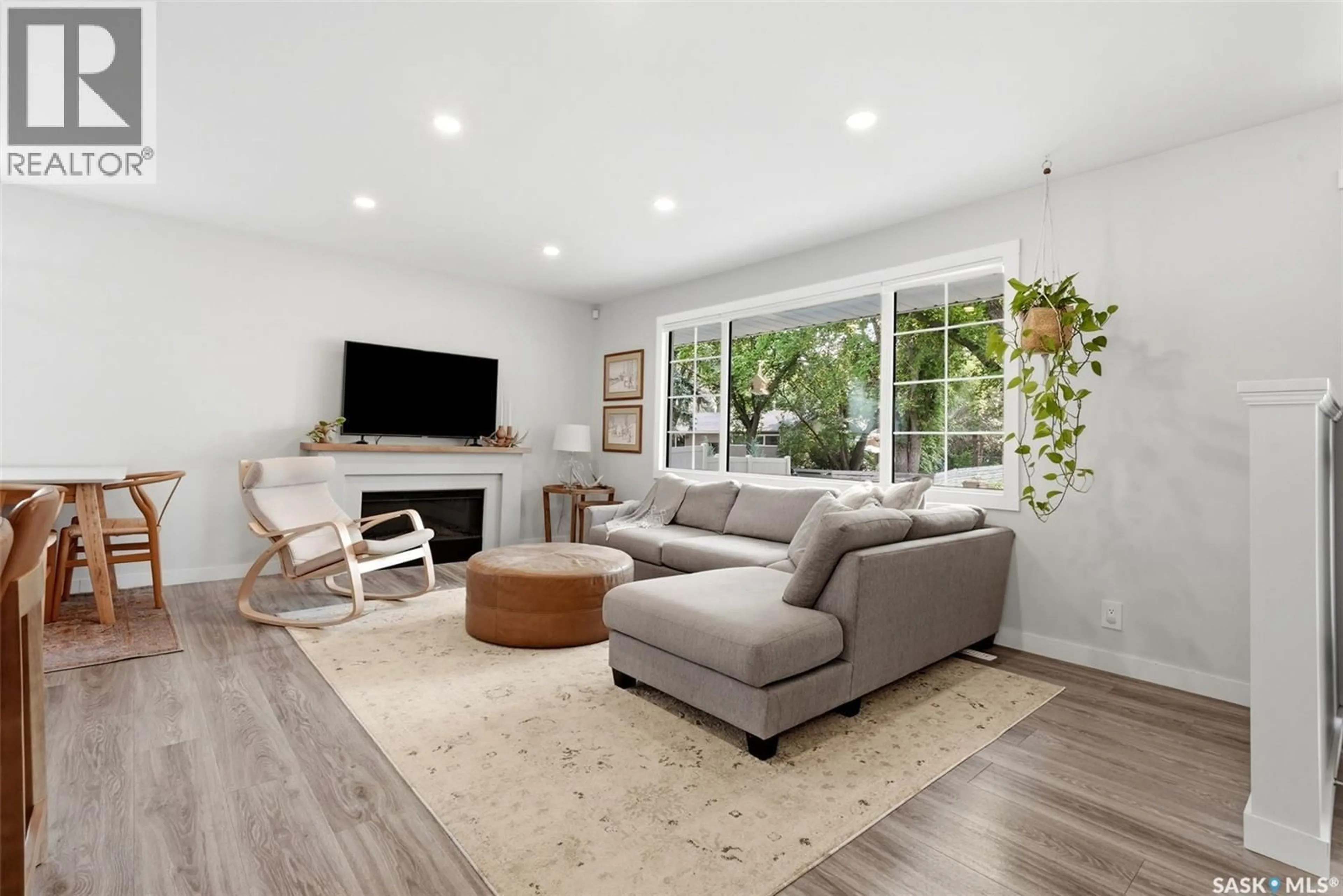 Living room with furniture, unknown for 3 WOODLAWN PLACE, Regina Saskatchewan S4S5M9