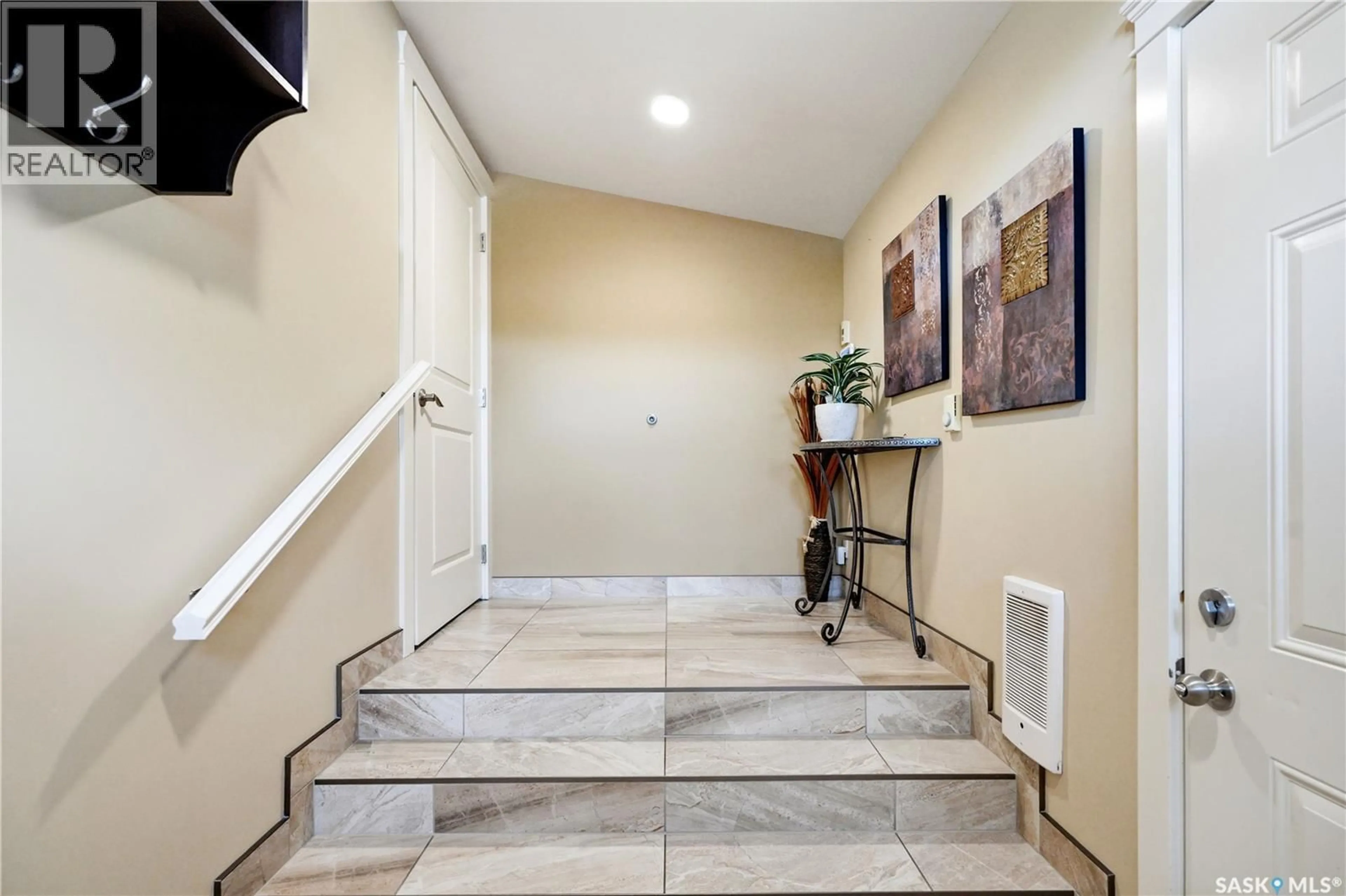 Indoor entryway for 1710 CAMERON AVENUE, Saskatoon Saskatchewan S7H3N3