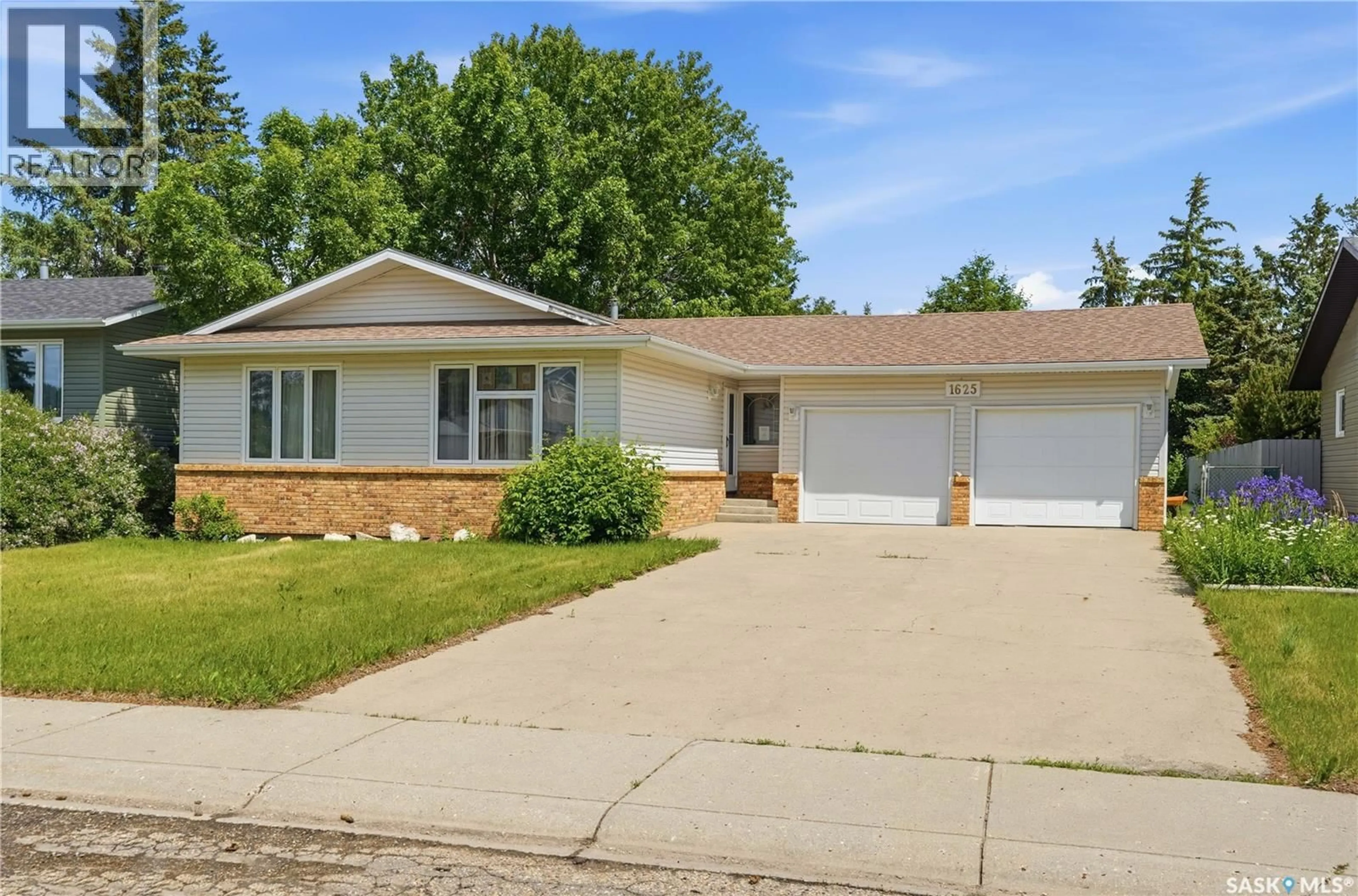 Home with vinyl exterior material, street for 1625 ADMIRAL CRESCENT, Moose Jaw Saskatchewan S6H7N8