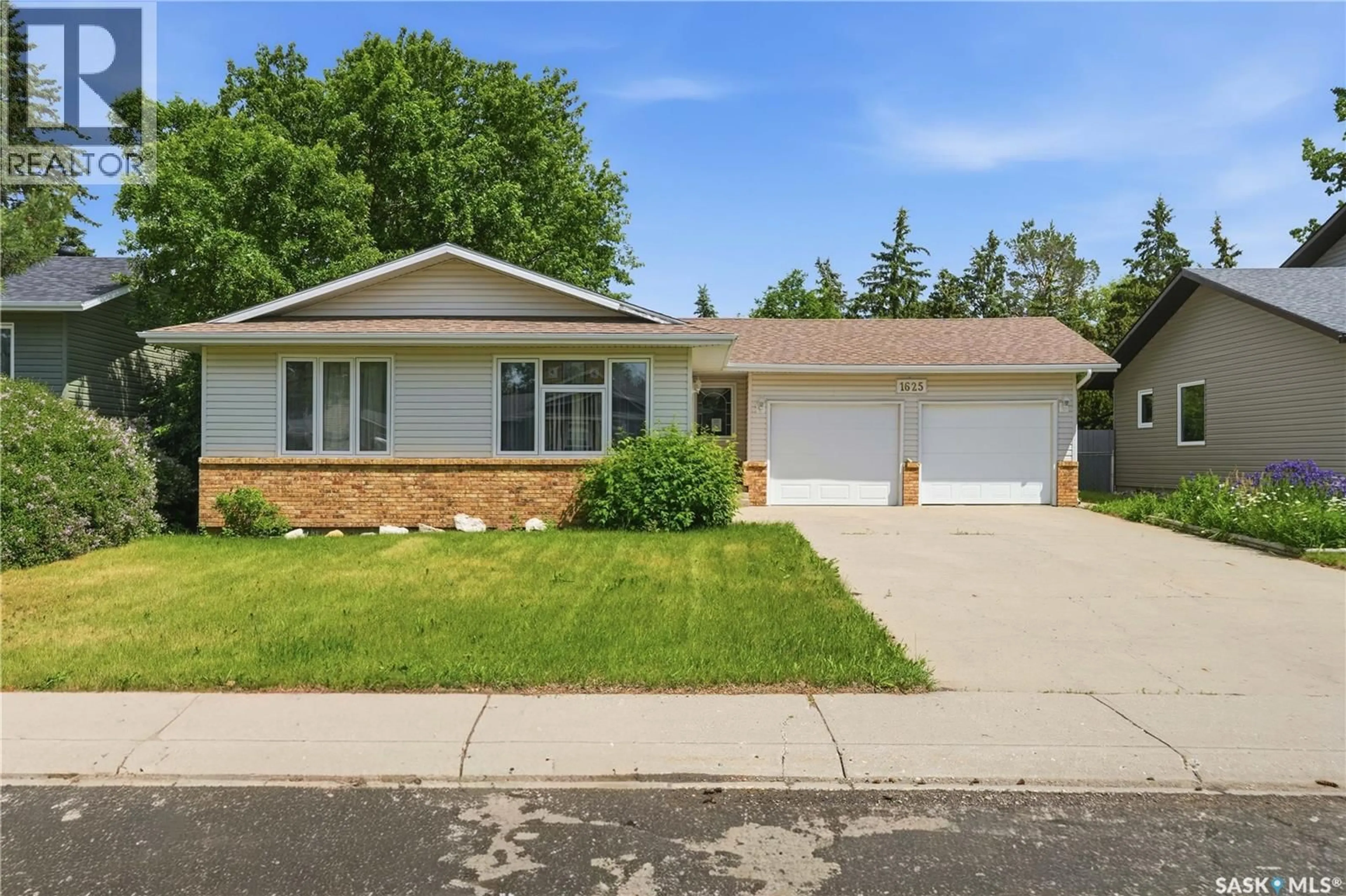 Home with vinyl exterior material, street for 1625 ADMIRAL CRESCENT, Moose Jaw Saskatchewan S6H7N8