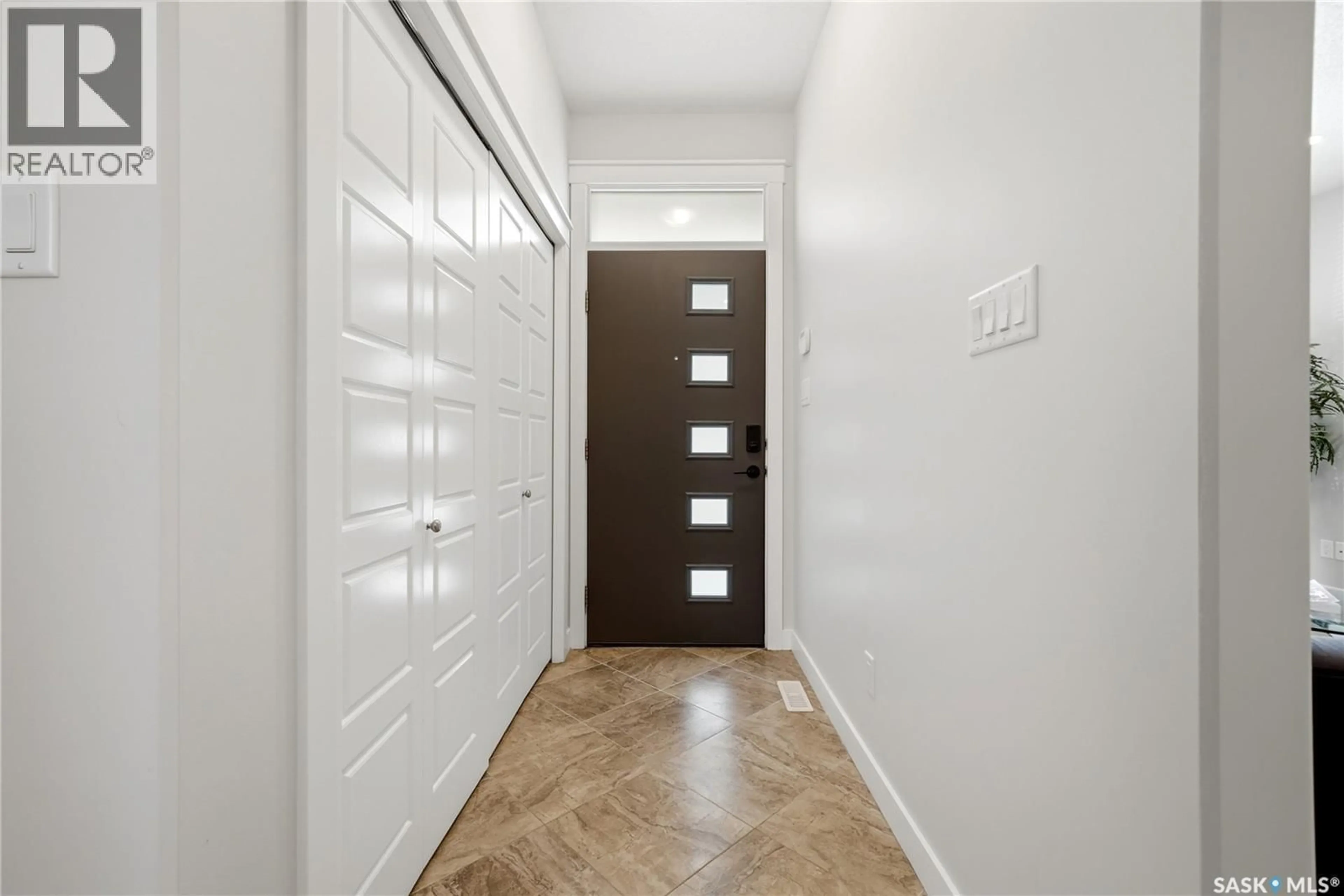 Indoor entryway for 2871 GARNET STREET, Regina Saskatchewan S4S1X1