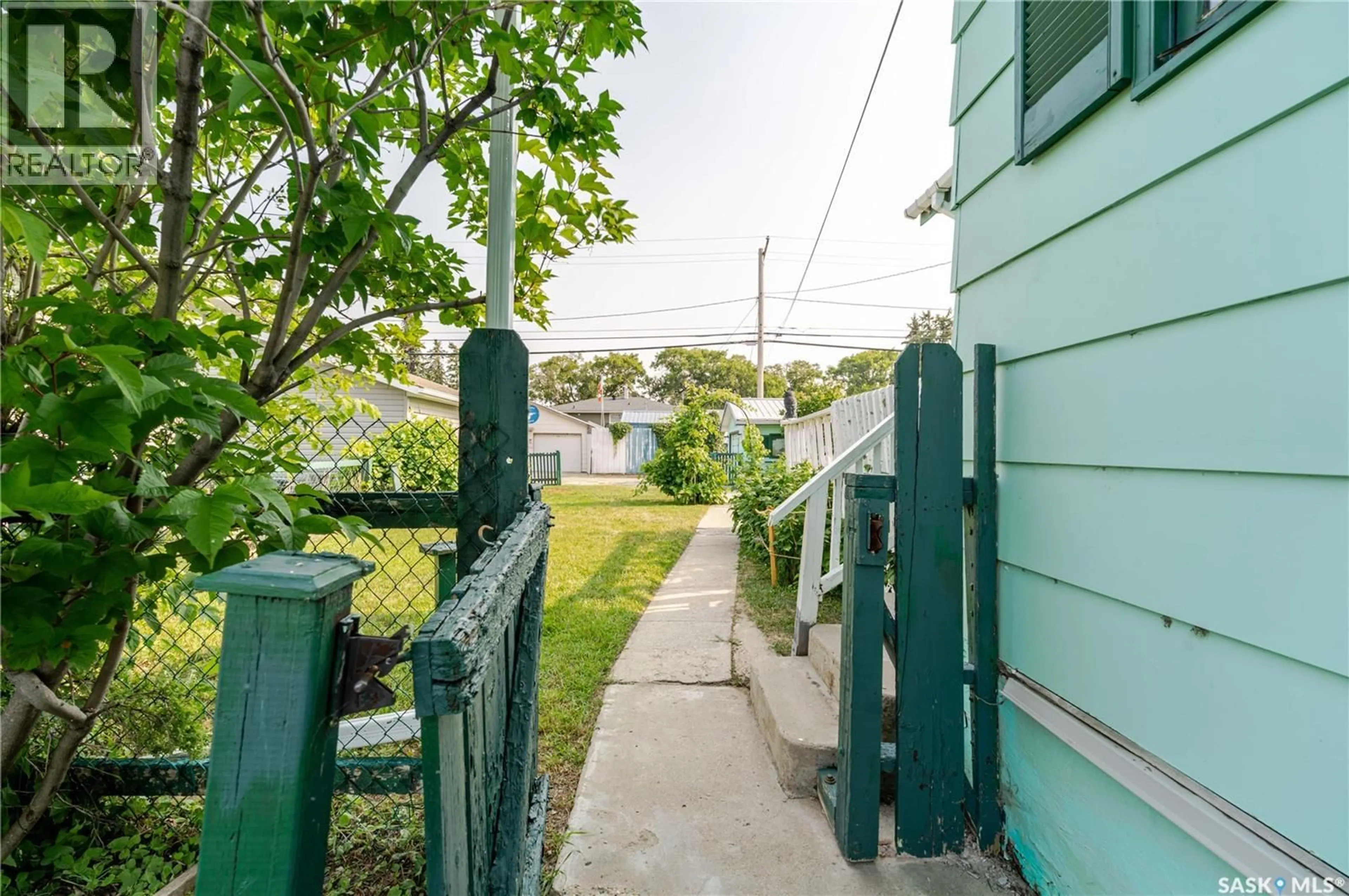 Patio, street for 1233 COTEAU STREET, Moose Jaw Saskatchewan S6H5G7