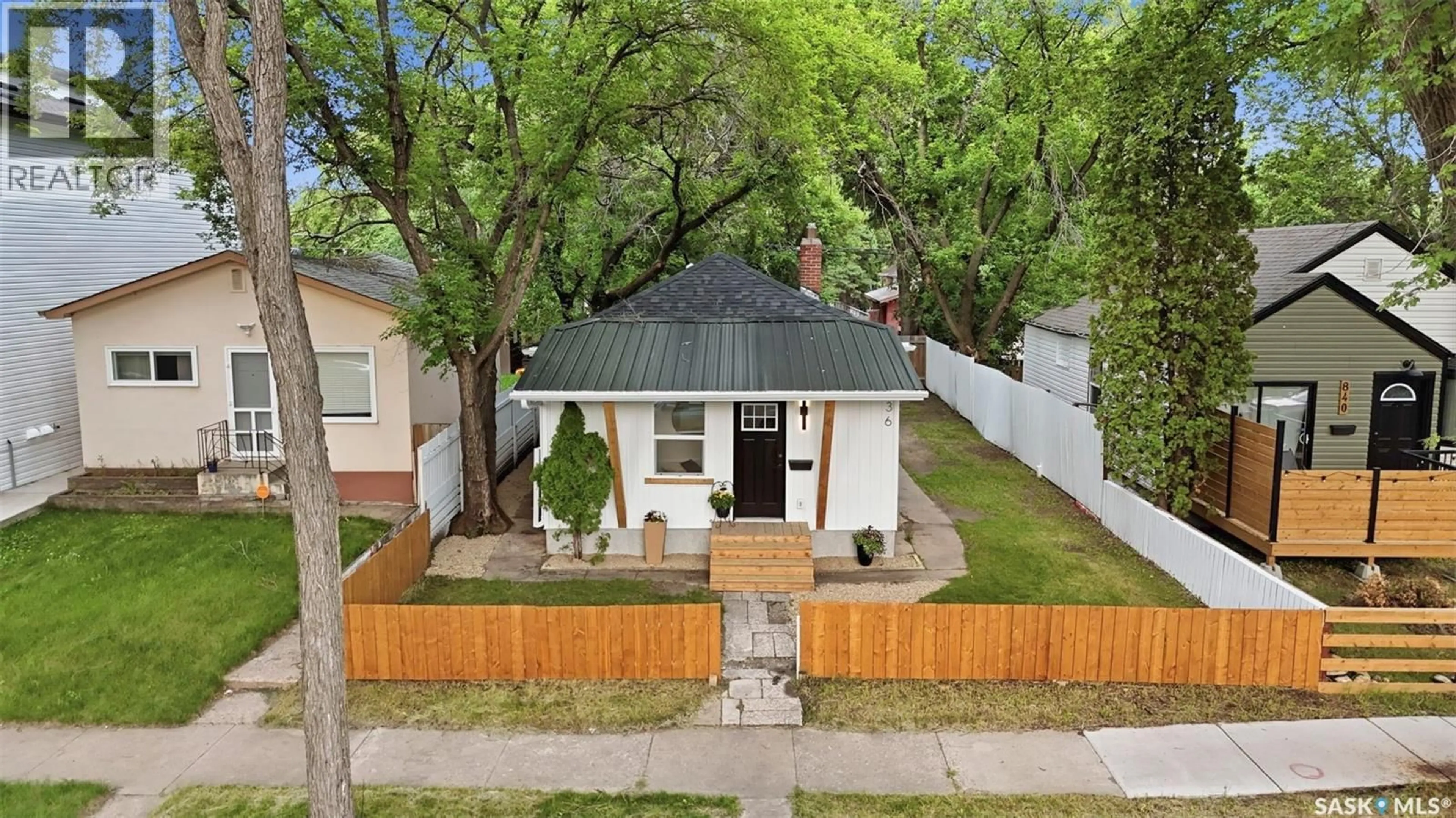 A pic from outside/outdoor area/front of a property/back of a property/a pic from drone, street for 836 I AVENUE, Saskatoon Saskatchewan S7M1Z3